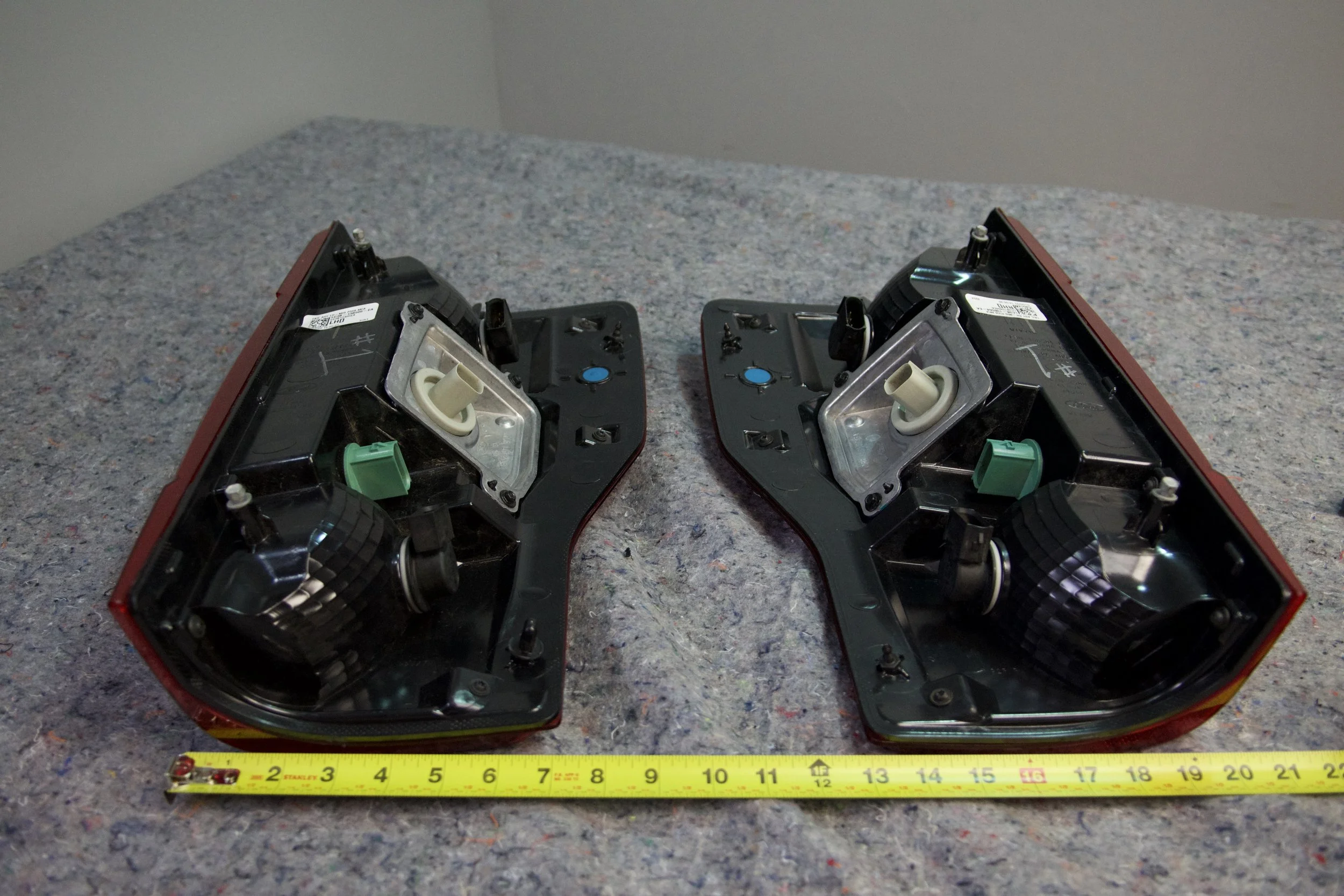 OEM tail light with Integrated BLIS and halogen bulb – SuperBronco ID 2507