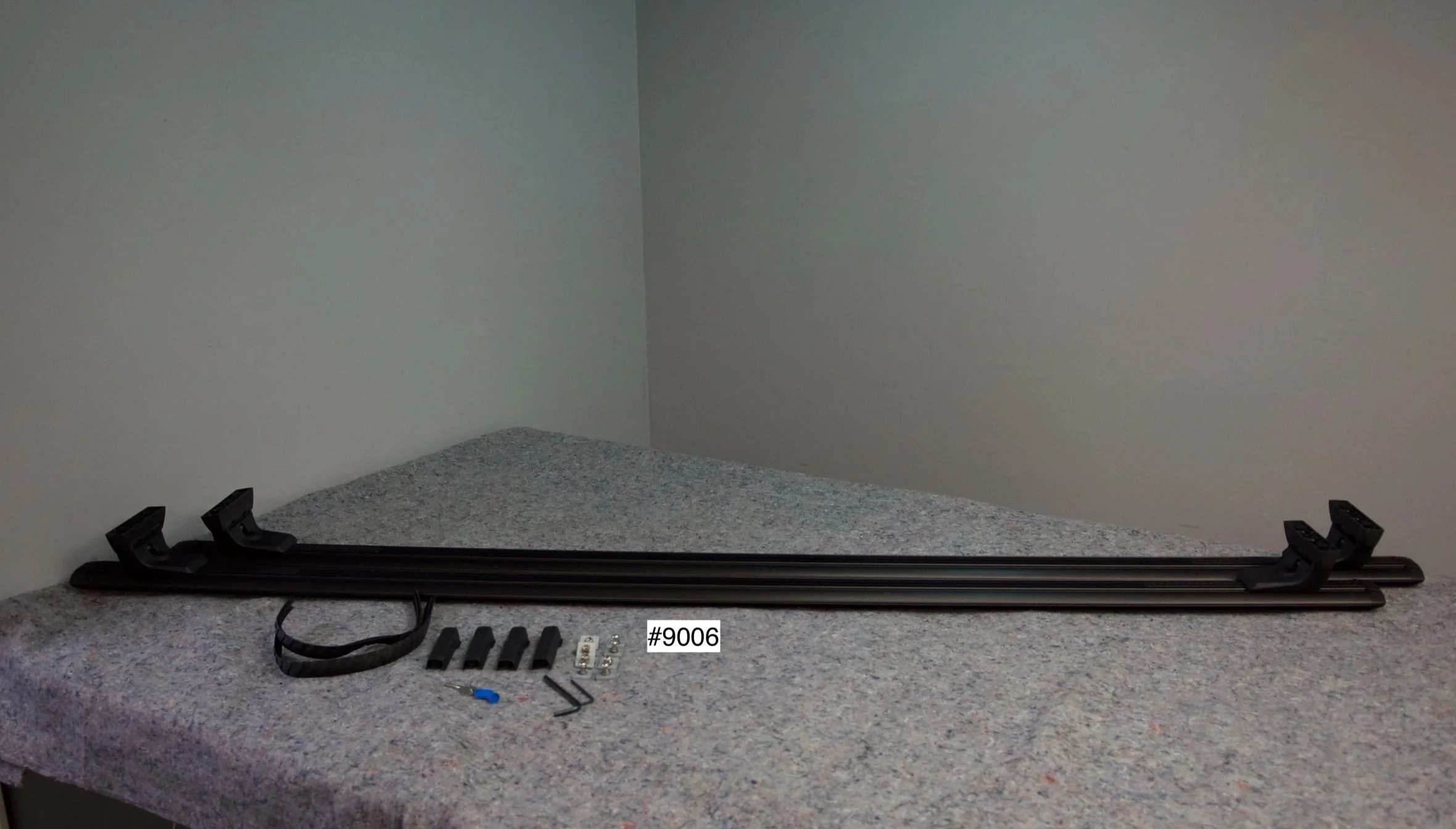 Display model Rhino-Rack Vortex Bar 1800 kit – minor showroom wear, shown with all parts included