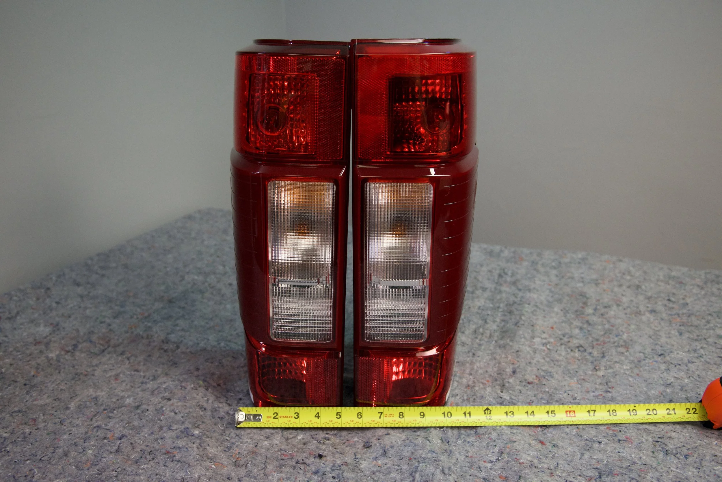 OEM tail light with Integrated BLIS and halogen bulb – SuperBronco ID 2507