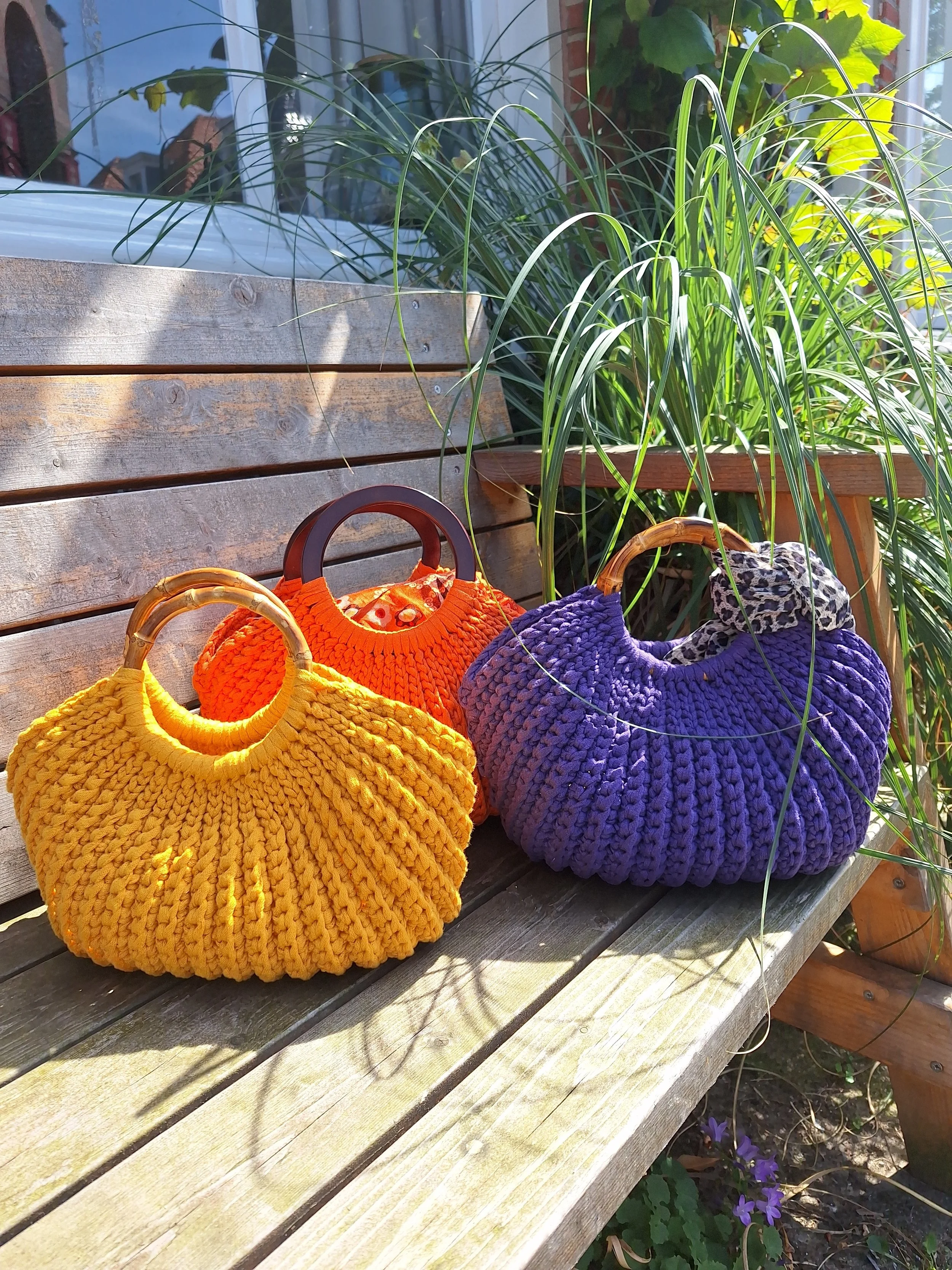 Kleurrijke handgemaakte Bagolu haaktassen, model Nora, als symbool voor de haakmissie in Abene, Senegal.