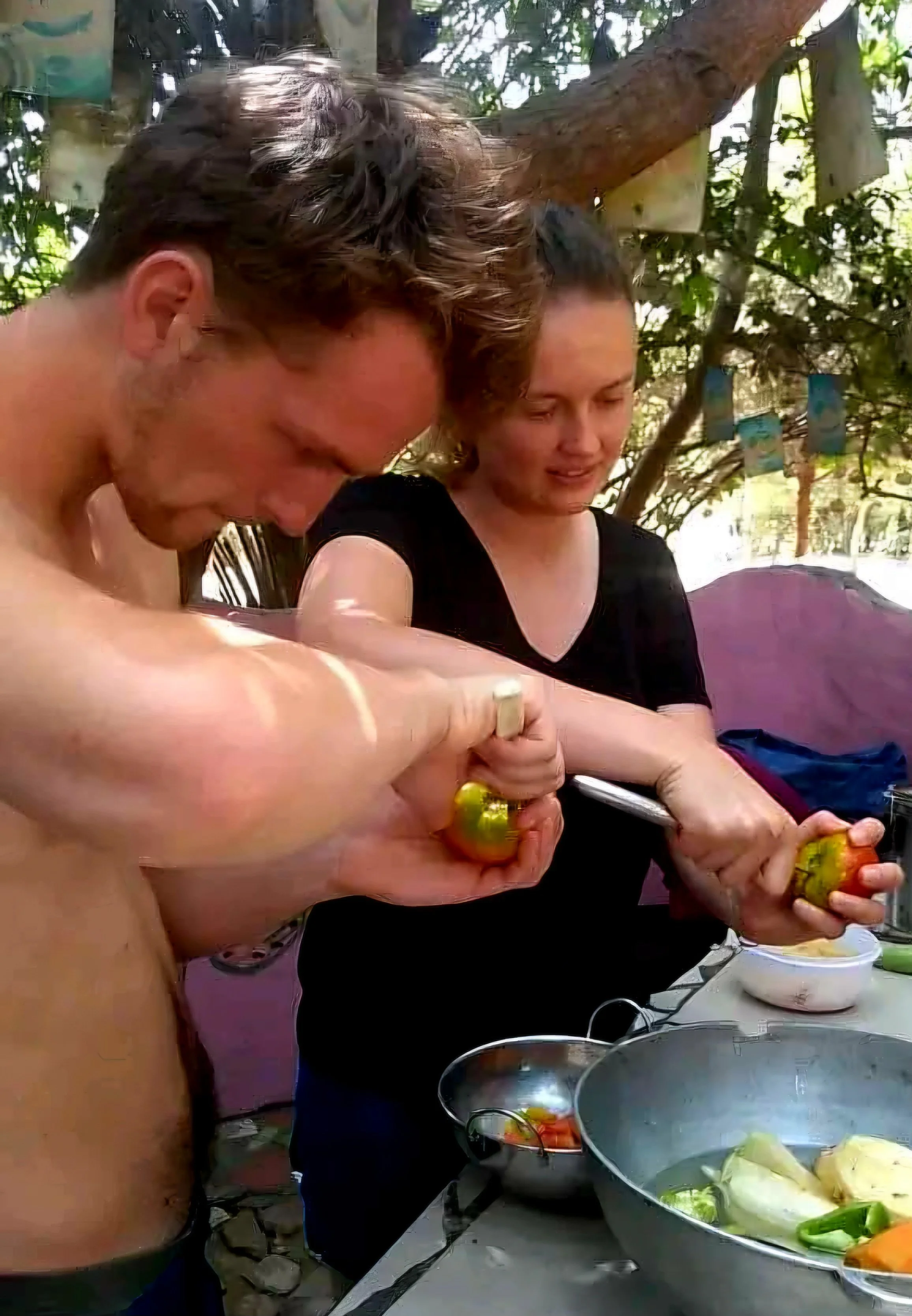 Deelnemers aan een kookworkshop in Abene, Senegal, terwijl ze verse ingrediënten bereiden voor een lokale maaltijd.