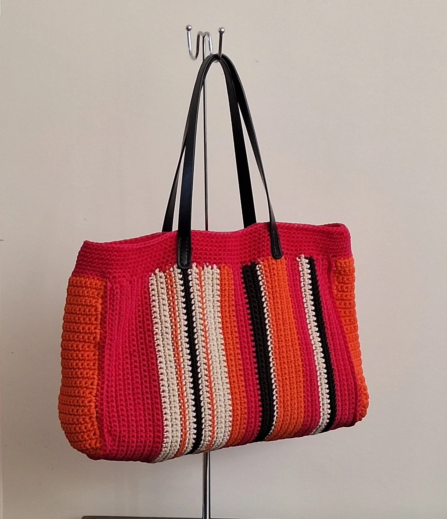 PDF patroon van de gestreepte Bagolu shopper. Met de aankoop steun je de haakmissie in Abene, Senegal.