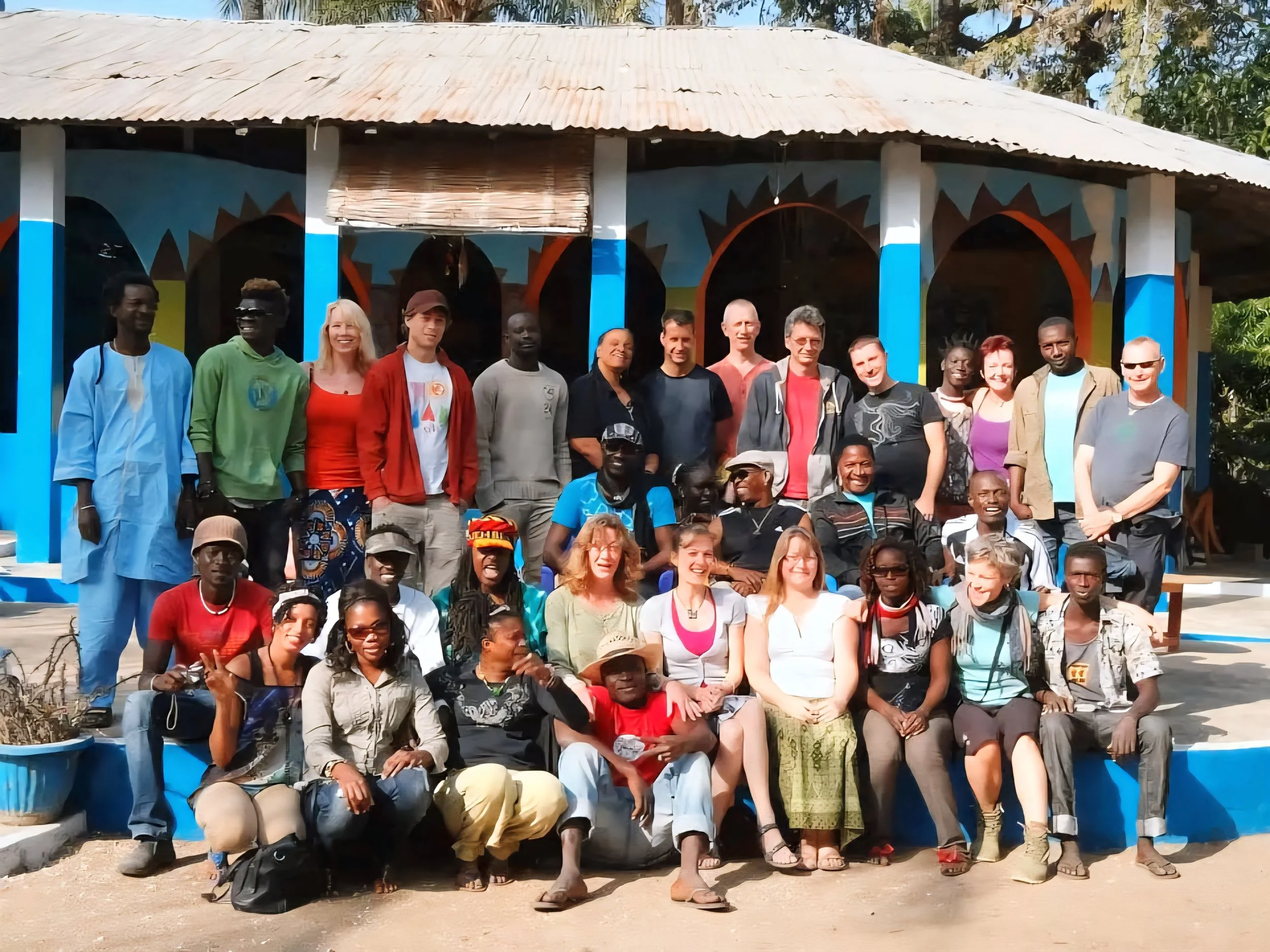 Groepsfoto van reizigers en lokale begeleiders bij Taranga in Casamance, Senegal.