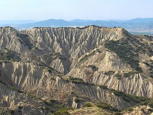 La luna e i calanchi, il festival della paesologia che tace sul petrolio