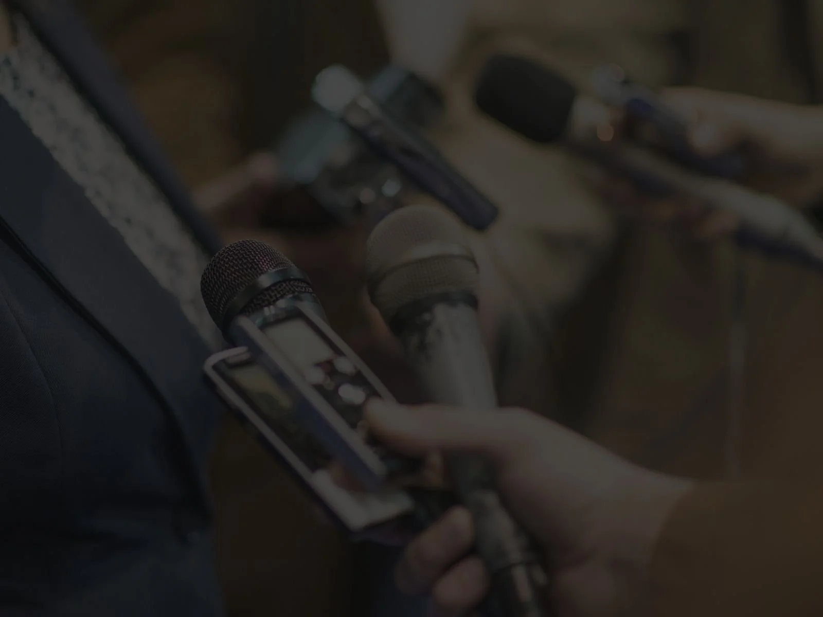 Disegno astratto di linee bianche a formare fiori stilizzati su sfondo verde scuro.