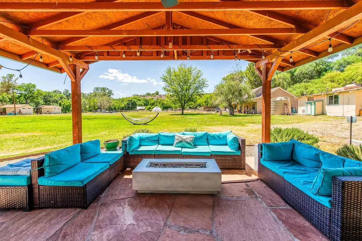Outdoor-Lounge-Area-and-Fire-Pit.jpg