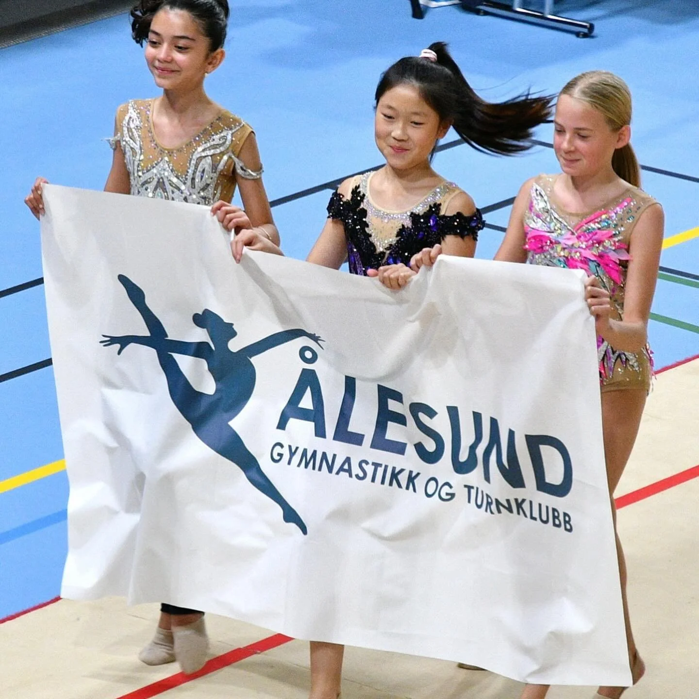 V&aring;r aller f&oslash;rste kickoff - Tusen takk til alle som deltok p&aring; dugnad og i hallen 💫
Dette var v&aring;r f&oslash;rste kickoff, men definitivt ikke den siste. Vi gleder oss allerede til neste gang! 

@sparebank1smn @sparebank1smnales