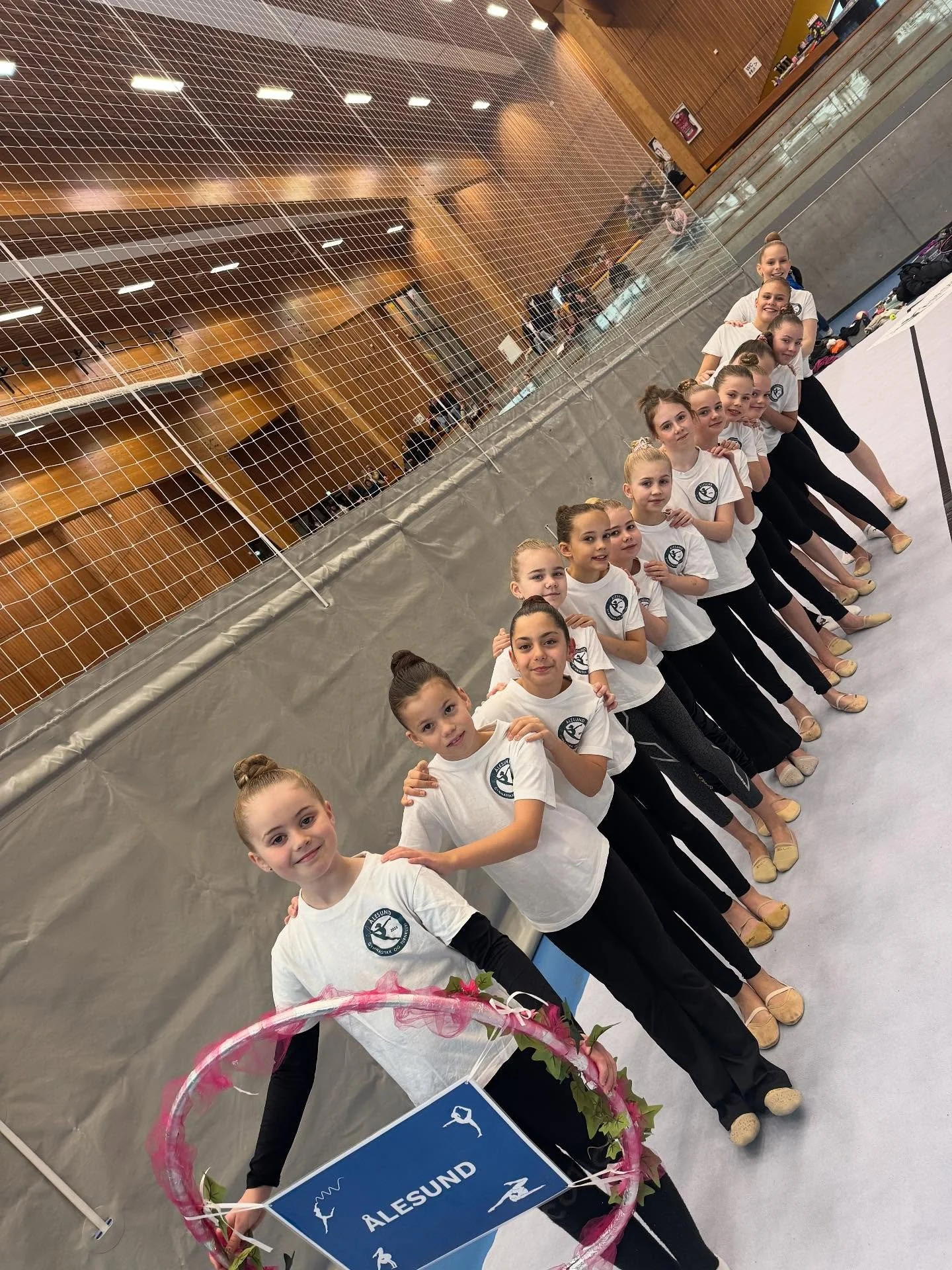 I dag har v&aring;re flinke RG-jenter levert under &aring;rets Christmas Cup i H&oslash;dd 🤍🎄
Her er noen glimt fra bak teppet.
Vi er s&aring; stolte av hver eneste gymnast! Takk til Sandra og Thea som var med som trenere. Erica, Serine, Isabell og