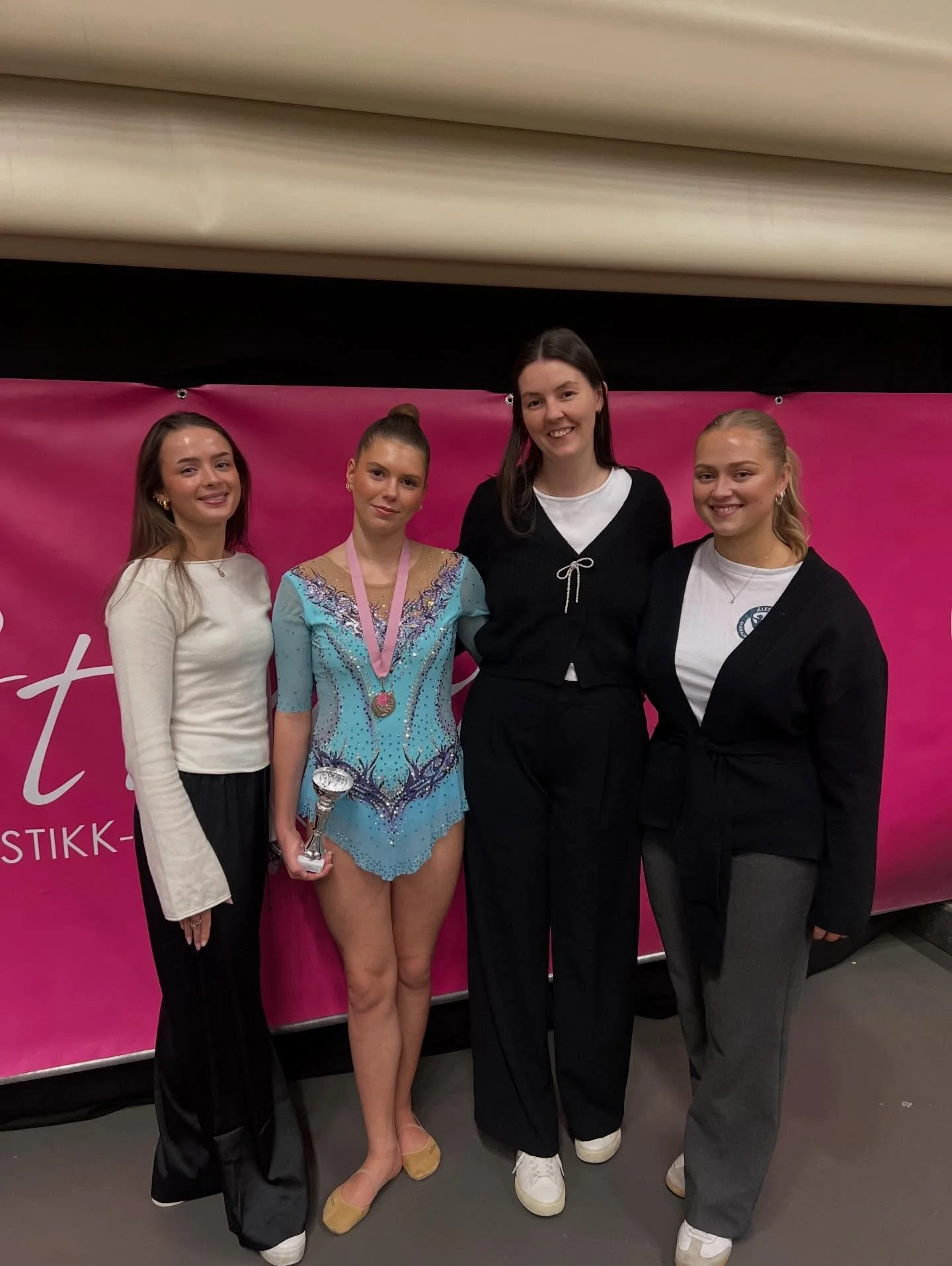 Vestlandsmesterskap 2025 ✨

&Aring;lesund stilte med totalt 5 gymnaster i det &aring;rlige mesterskapet. En god gjennomkj&oslash;ring f&oslash;r 2026! 

Gratulerer med s&oslash;lv medalje til Arina i rekrutt internasjonal klasse og Tina i junior A. E