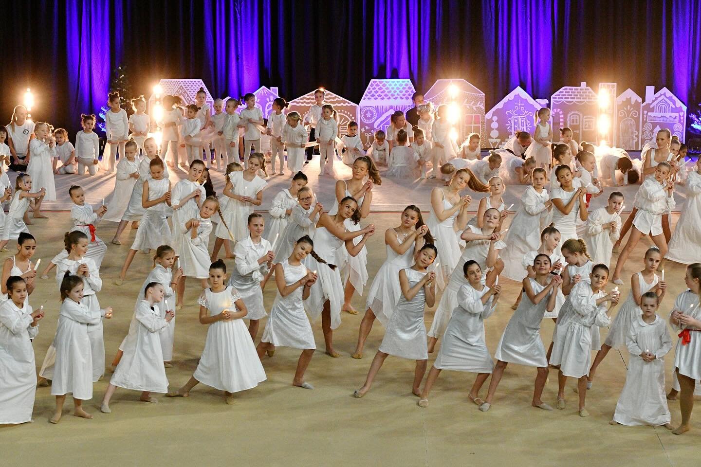 V&aring;r f&oslash;rste jul som &Aring;lesund Gymnastikk og Turnklubb ✨
For en kveld. For en stemning. For en gjeng 🤍

Juleshowet ble akkurat det vi h&aring;pet p&aring;! Vi er s&aring; stolte av alle gymnaster, trenere og frivillige som gjorde dett
