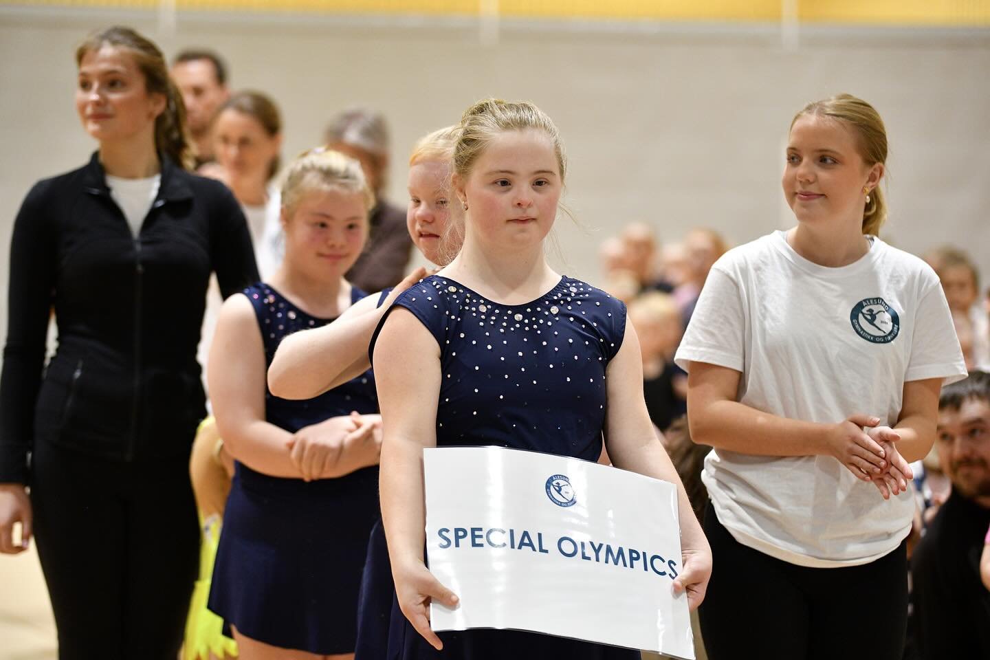 💛 Verdensdagen for Downs syndrom 💛

Hos oss i &Aring;lesund Gymnastikk og Turnklubb er vi utrolig stolte av v&aring;re fantastiske jenter i Special Olympics 💙

De sprer glede i hver eneste trening &ndash; og i dag heier vi ekstra h&oslash;yt p&ari
