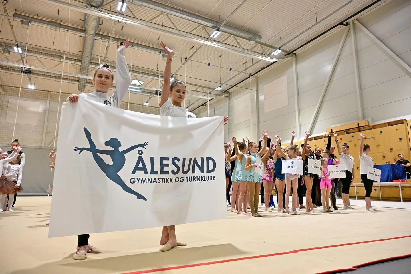 Klubboppvisning del 1: 
Vi er utrolig stolte av &aring; samle v&aring;re 200 gymnaster til klubboppvisning 💚 

Fra v&aring;re aller yngste i Perler og Gymlek, til rekrutter og helt opp til v&aring;re senior konkurransegymnaster &ndash; alle var med 