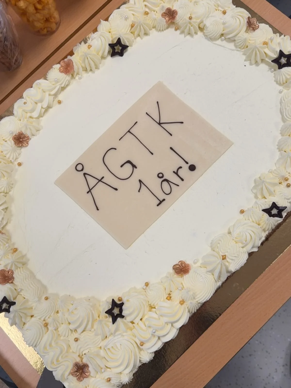 I dag fyller klubben v&aring;r 1 &aring;r 💚

For ett &aring;r siden startet vi med en dr&oslash;m om &aring; skape et inkluderende og trygt tilbud for barn og unge &ndash; der alle skulle f&aring; oppleve mestring, glede og fellesskap.

P&aring; bar