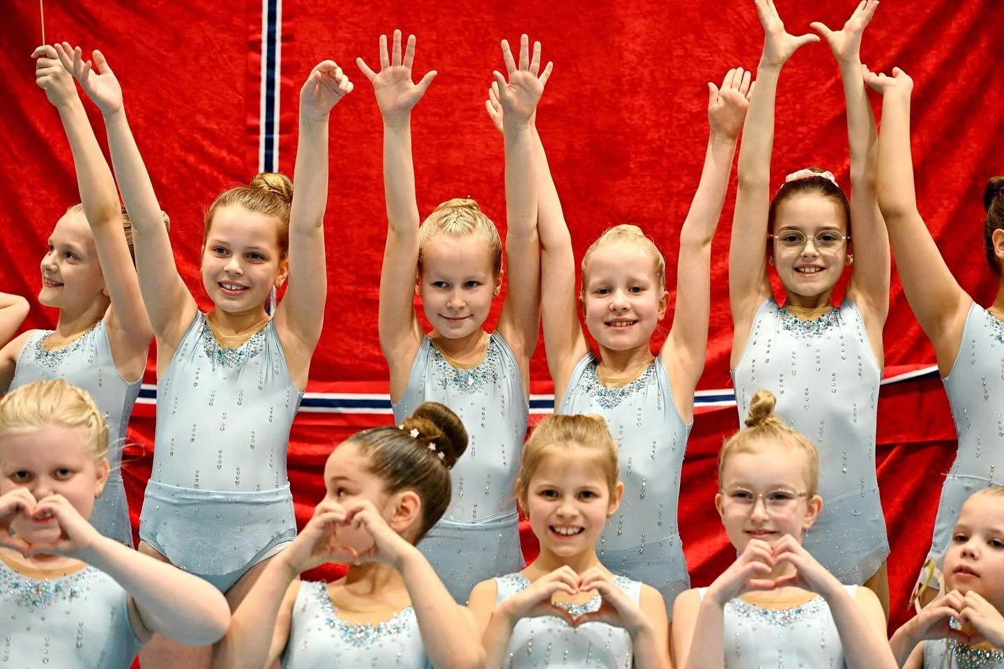 Heldige oss som har s&aring; mange flotte minirekrutter i &Aring;lesund 🤍✨

Her er noen glimt fra oppvisninger de har v&aelig;rt med p&aring; i mars!

Vi gleder oss stort til mange &aring;r sammen med denne fine gjengen &ndash; dette er bare starten