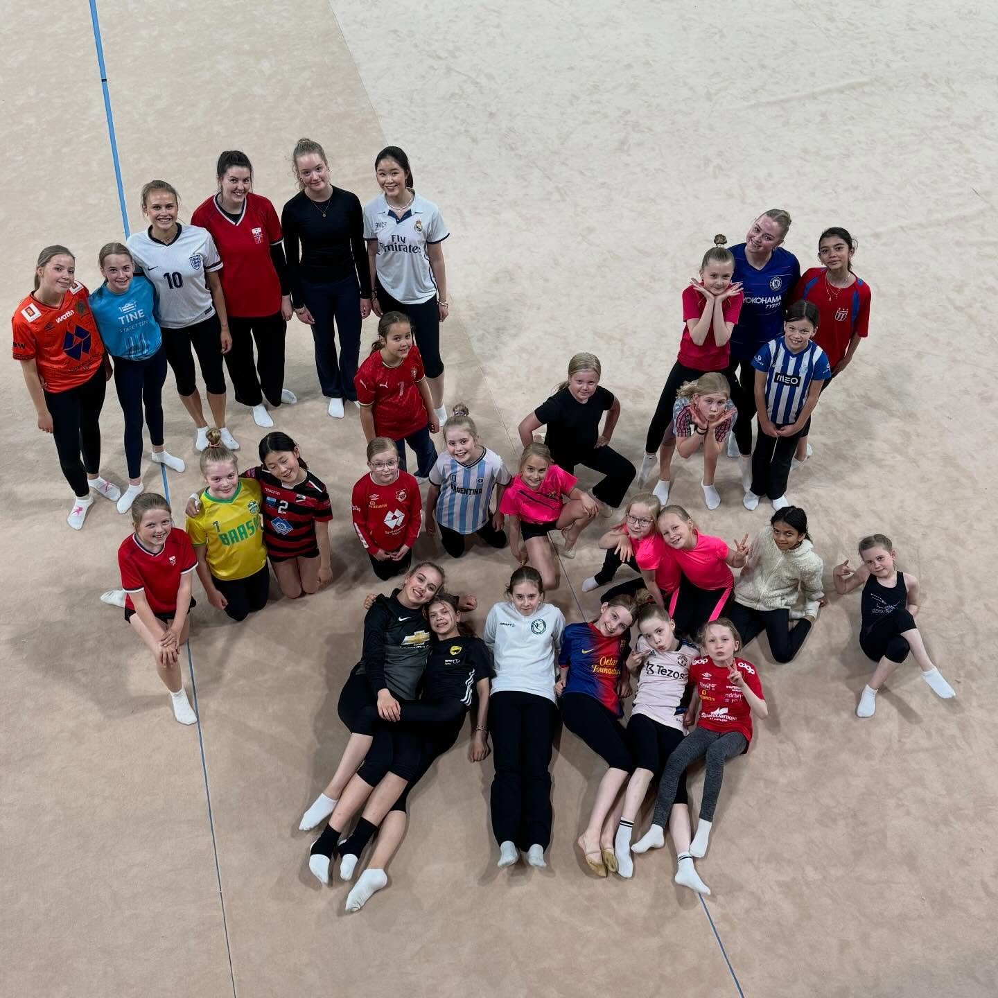Fotballtr&oslash;yefredag ⚽️🌸💕 &Aring;GTK st&oslash;tter kampen mot barnekreft. I dag har vi trent for alle barn og unge som er rammet av kreft! Vi heier p&aring; dere 💕

@barnekreftforeningen