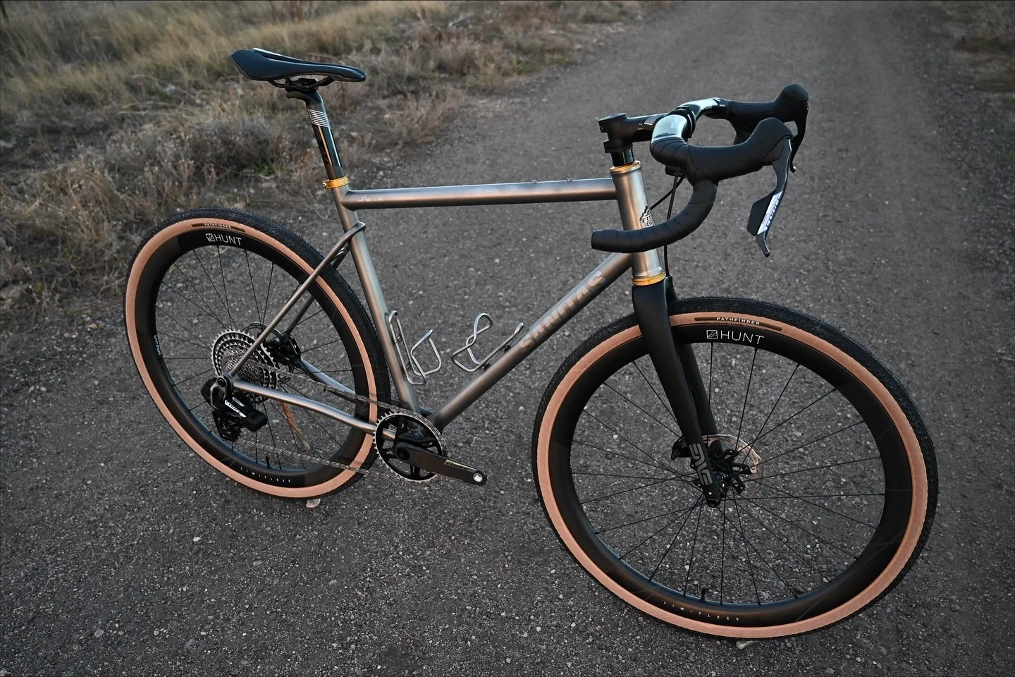 Intimate look into Aaron&rsquo;s new Node Gravel rig! 
#newbikeday 

Build Spec&rsquo;s
&nbsp;
Fork:&nbsp;ENVE Gravel Disc
Headset:&nbsp;Wolf Tooth Performance&nbsp;- Gold&nbsp;
Stem:&nbsp;FSA SL-K SCR&nbsp;
Handlebar:&nbsp;FSA K-Wing AGX Carbon
Bar 