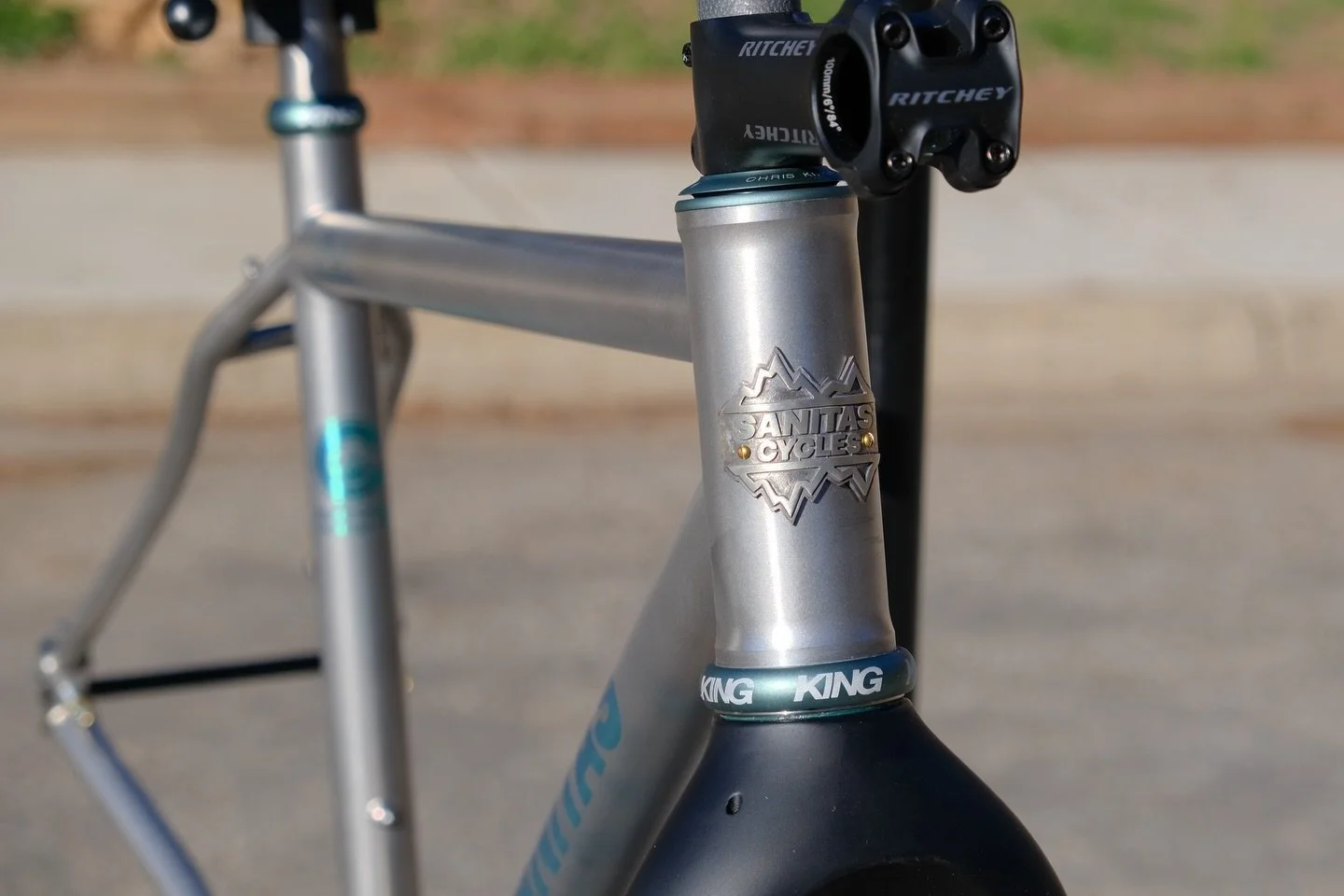 Oh the Adventures to be had, and looking good doing it!! 

This latest Vacuole adventure/bikepacking frameset is purposefully outfitted with the latest Jade colored components from @chriskingbuzz with brushed anodized logos to complement perfectly!

