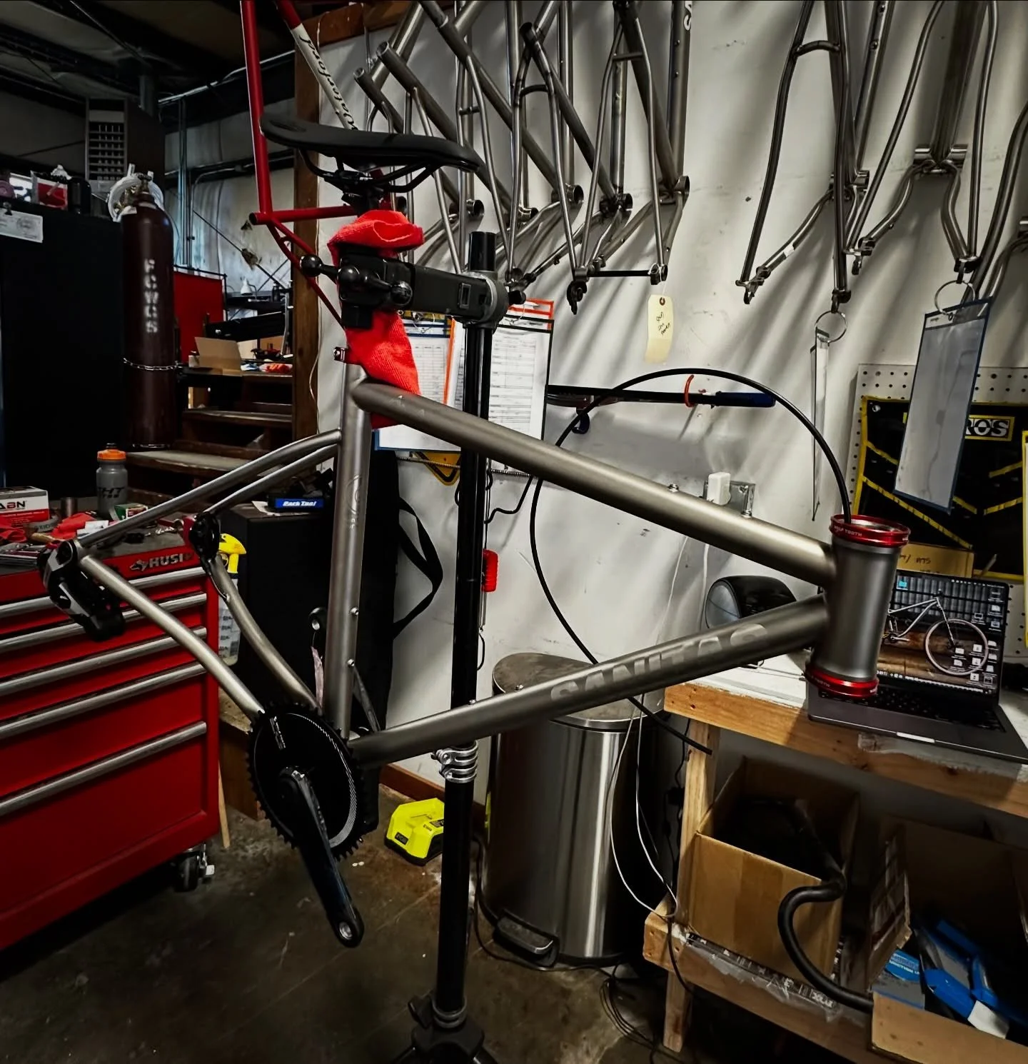What&rsquo;s in the Stand? 

Currently assembling a Node S Gravel! This bike will be ripping up the Colorado gravel race scene here soon!! 

Complete bike photos coming soon!! 

#sanitasbikes #ridesanitas #gravelbike #handmade #titaniumbike