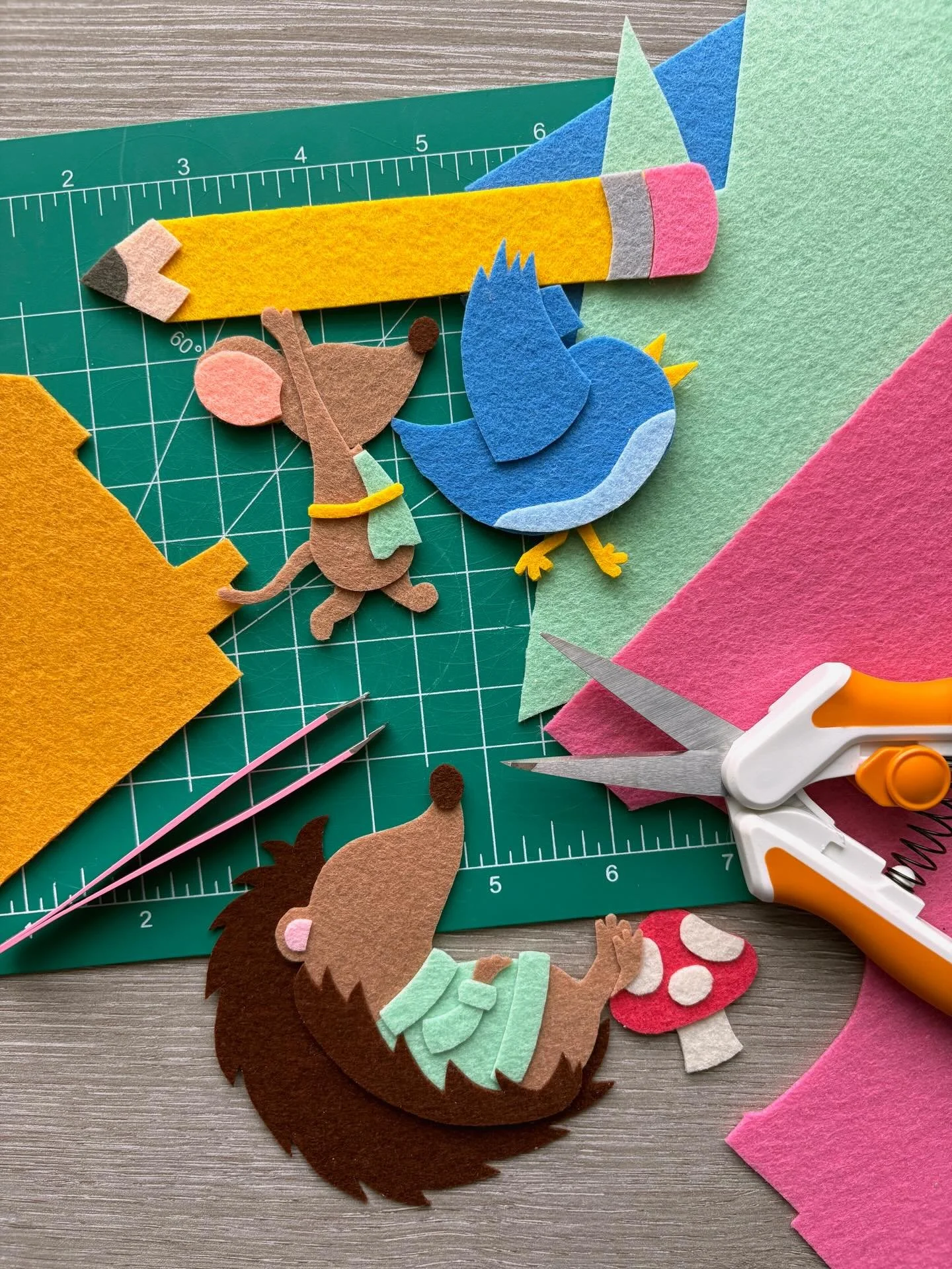 Working on some new little felt critters for my portfolio homepage today! 

I&rsquo;m obsessed with how the felt automatically makes any illustration 100x cozier, it&rsquo;s like magic✨

Also I&rsquo;m trying to be better about taking process pics as