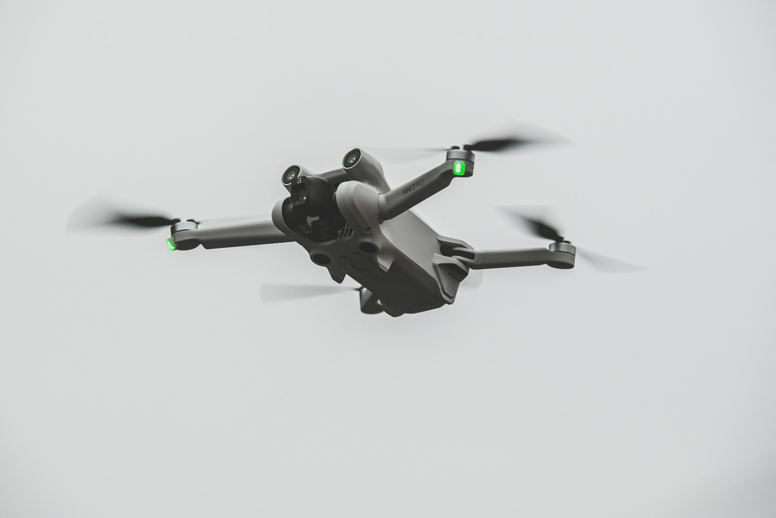 Drones in de lucht met propellers die in beweging zijn.