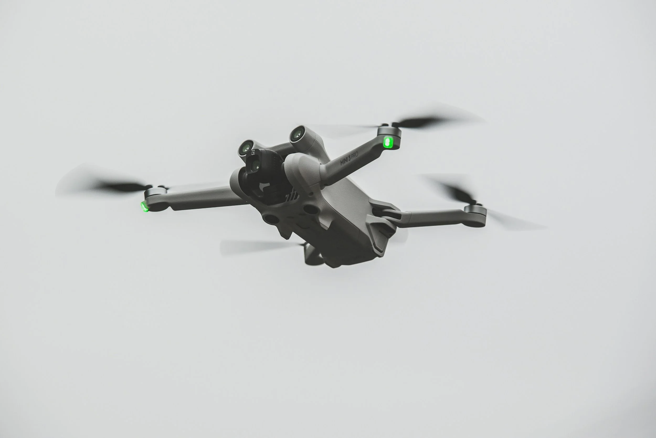 Een drone vliegt door de lucht.