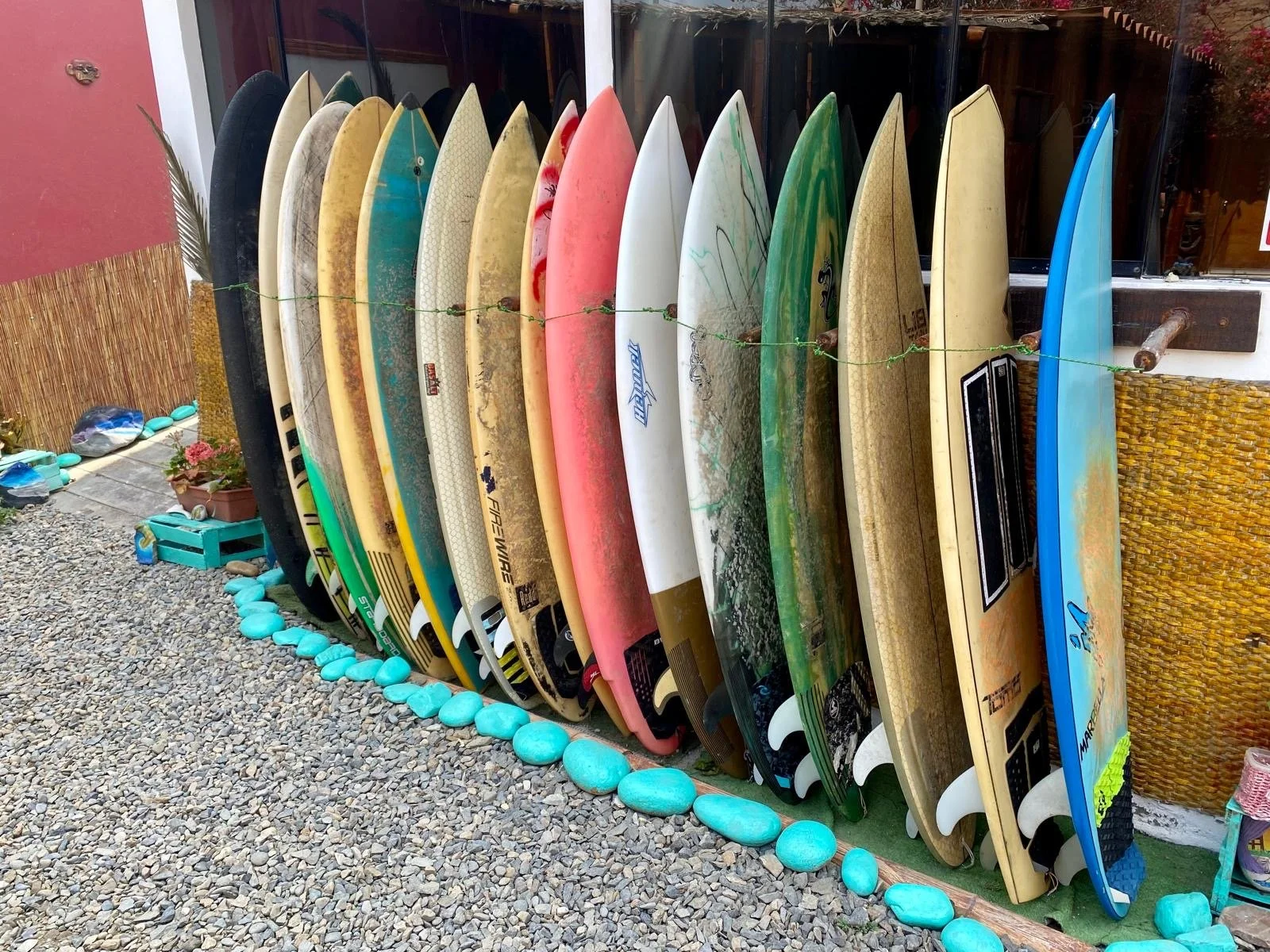 Conjunto de tablas de surf para alquilar en Surf House Chicama