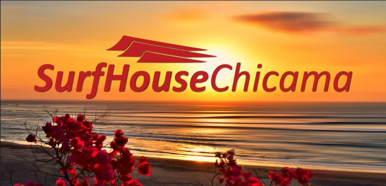 Vista de una playa al atardecer con flores rojas en primer plano y texto que dice 'SurfHouseChicama'