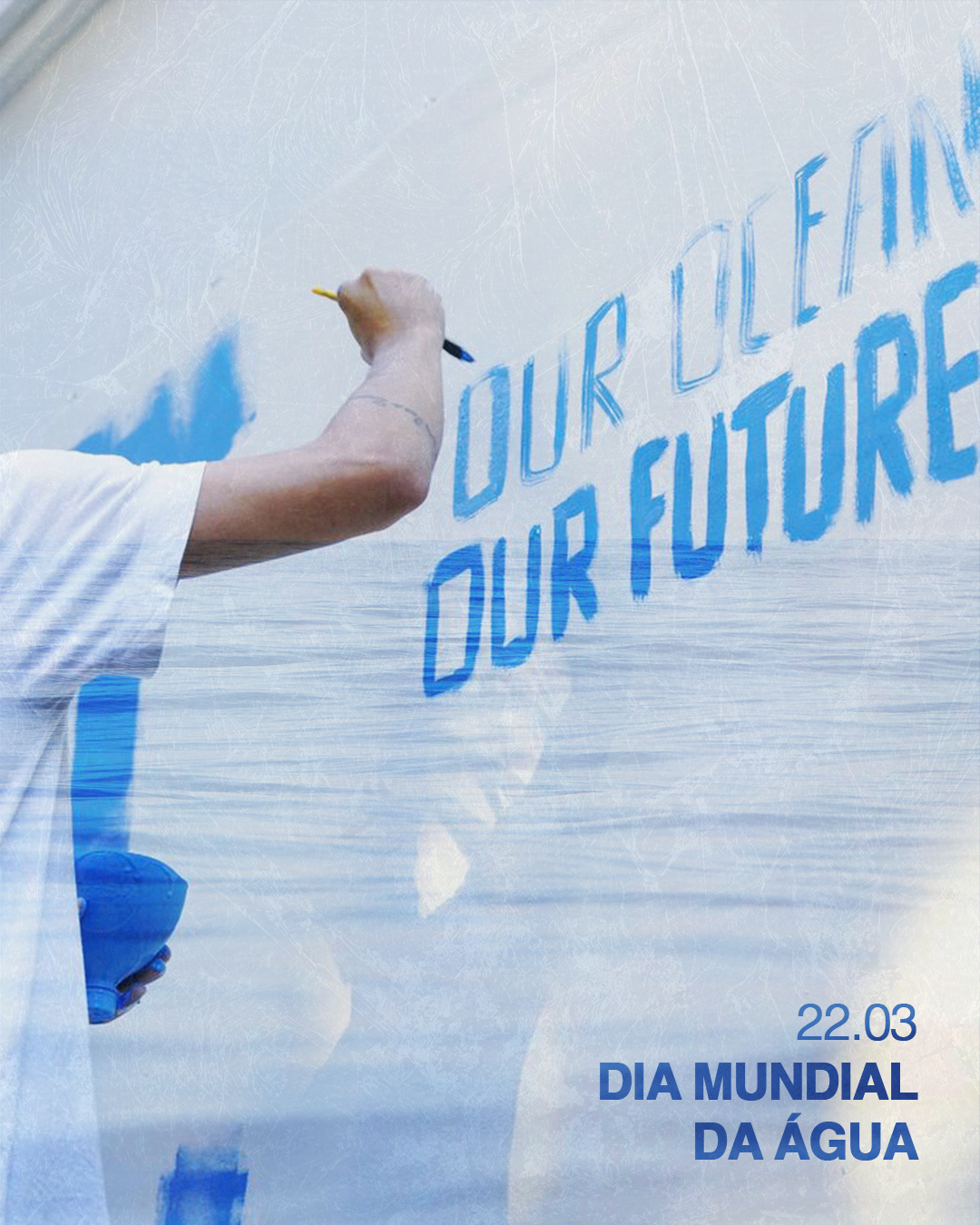 Pessoa escrevendo em uma parede com tinta azul, com texto que diz "Our future, Our nature" em destaque. No canto inferior direito, informações sobre o Dia Mundial da Água, 22.03.