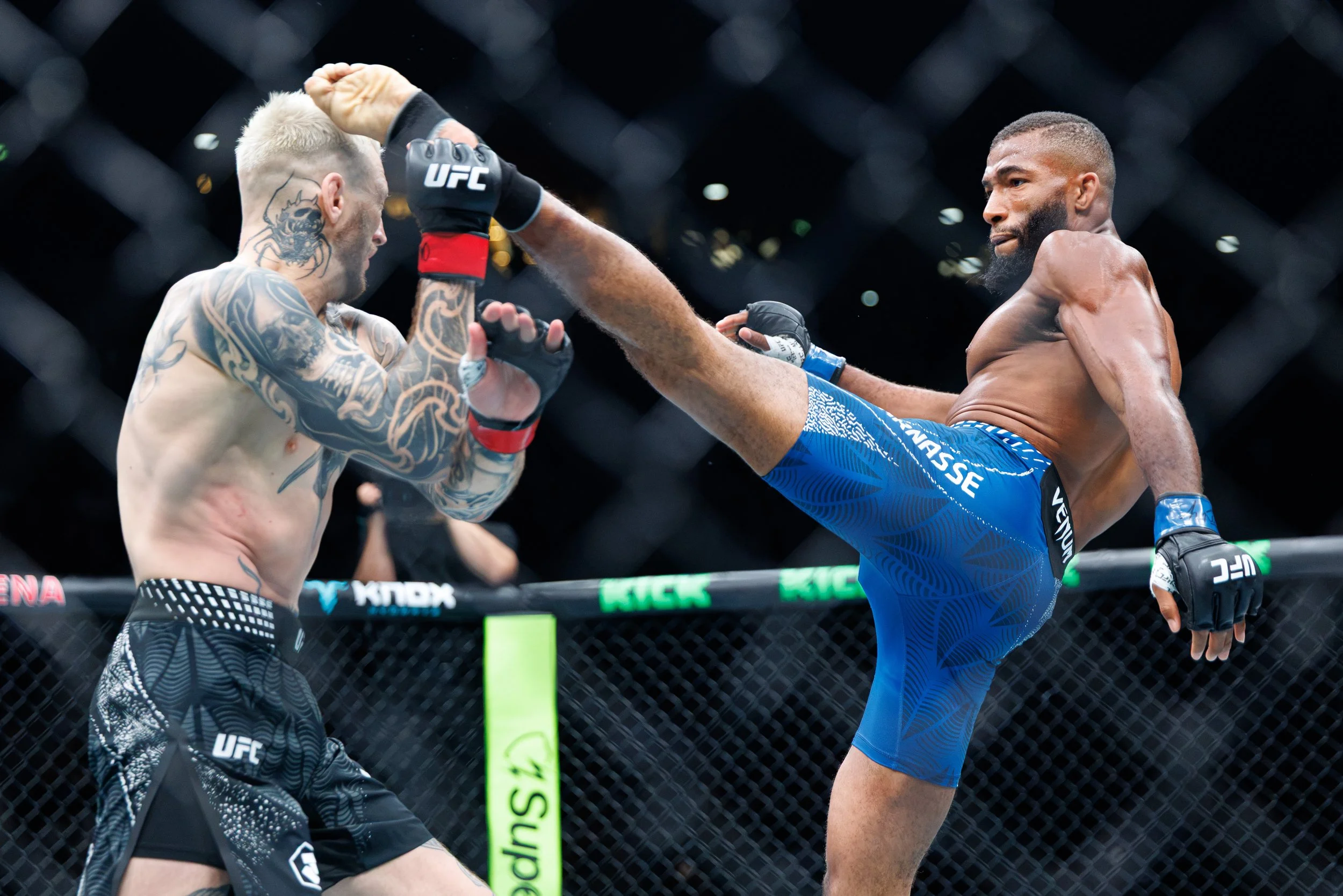 Salahdine Parnasse against Dan Hooker during the UFC Paris fight night