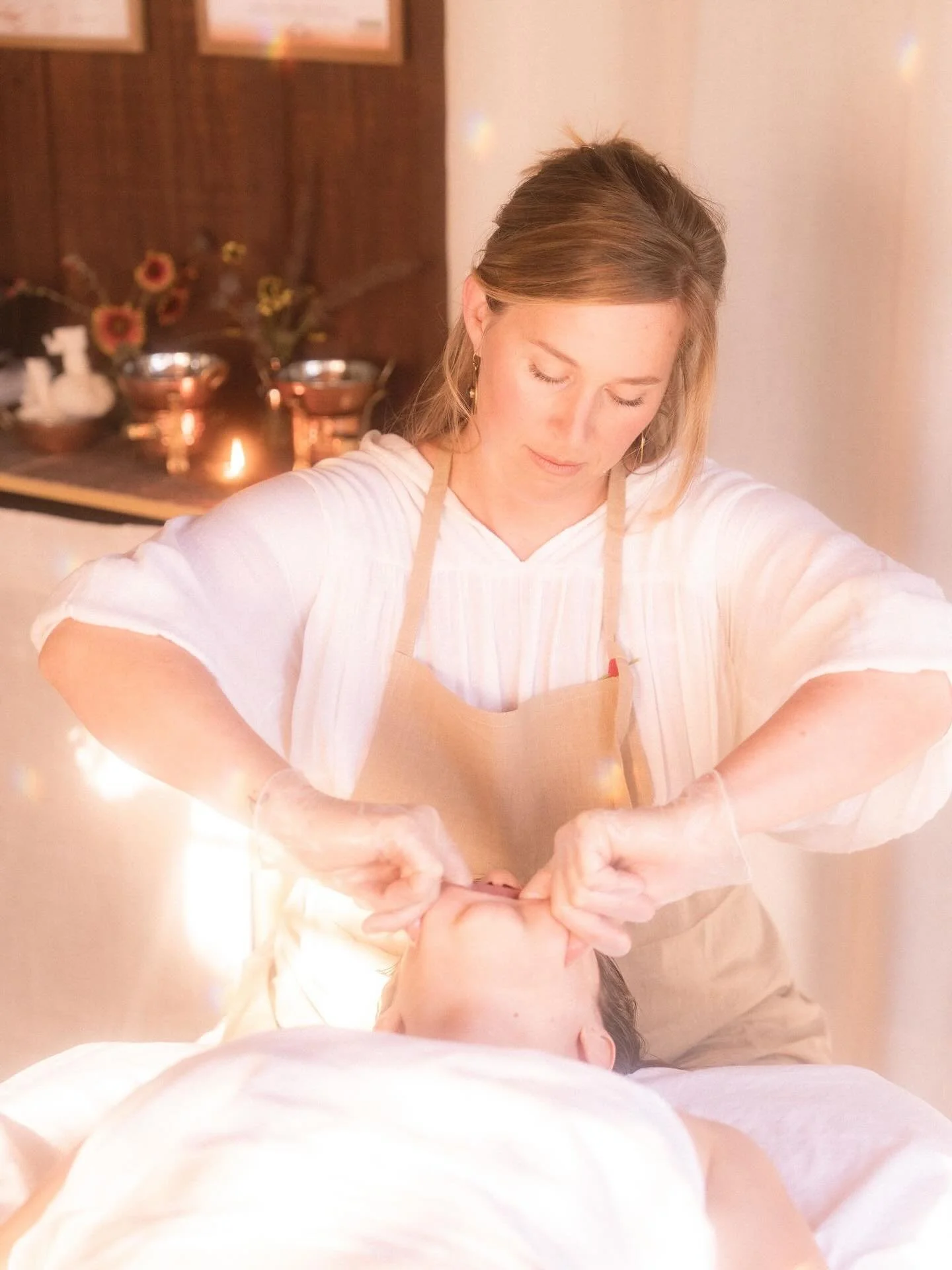 ✨ Within the jaw we hold so much &mdash; unspoken words, stress, and deep-rooted tension.
Intraoral massage, a powerful part of Sculptural Face Lifting, helps release these layers, softening the jaw, relaxing the cheeks, and easing neck and shoulder 