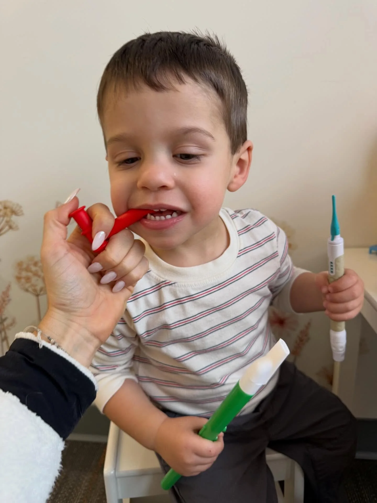 🎉 Look at our little friend go! He&rsquo;s doing an amazing job with his oral motor exercises using @talktoolstherapy 

🎺 Horn &ndash; Targets lip closure, tongue retraction and controlled airflow using the diaphragm.
😁 Chewy Tube &ndash; Teaches 