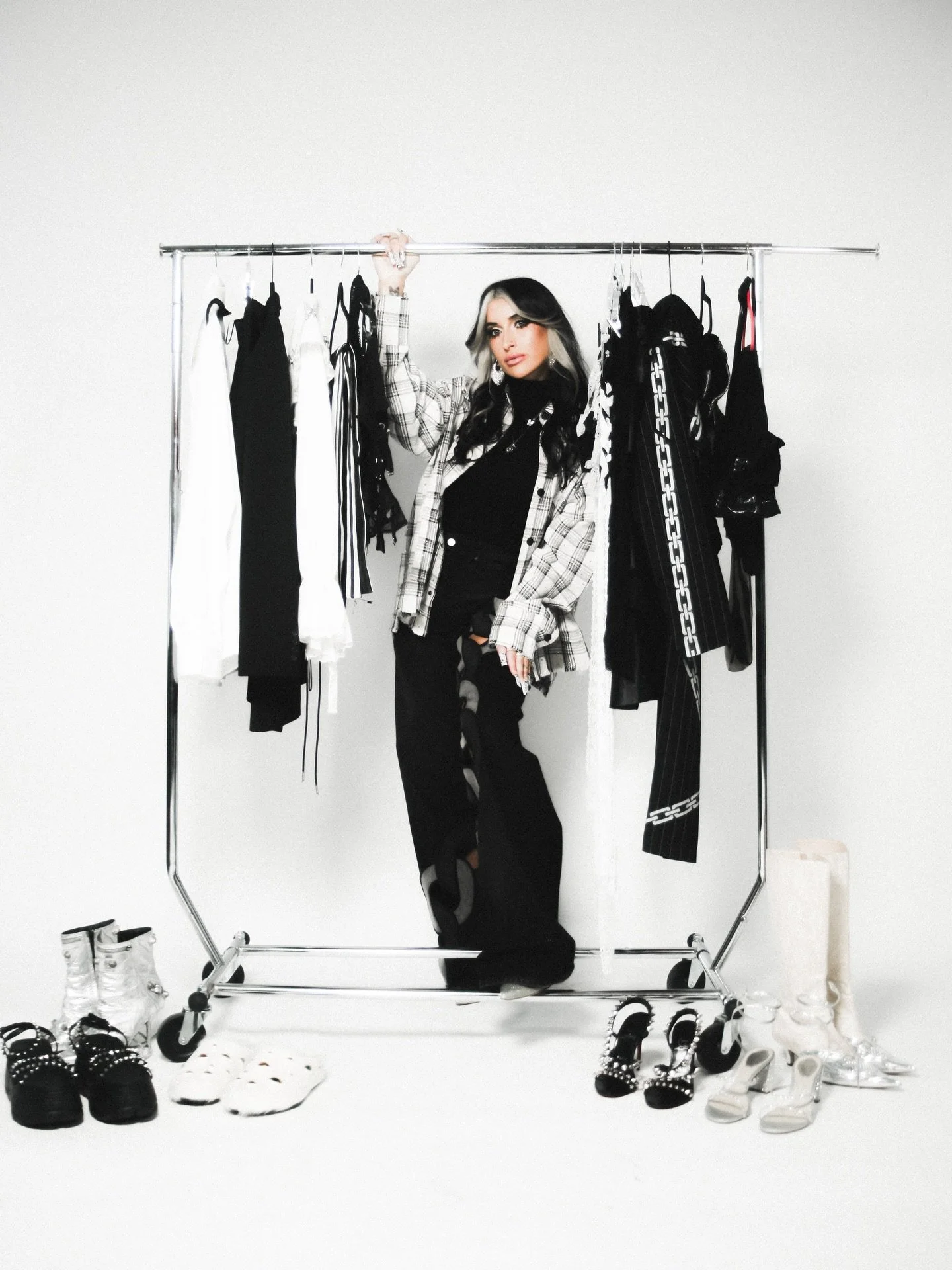 Captured, curated, and composed. 

📸 @natashaaustrich 
💄@mugopus
💈 @zoieroman 

#GabriellaLovazzano
#VisualIdentity
#StyleDirection
#PersonalStyle 
#OnSetStylist