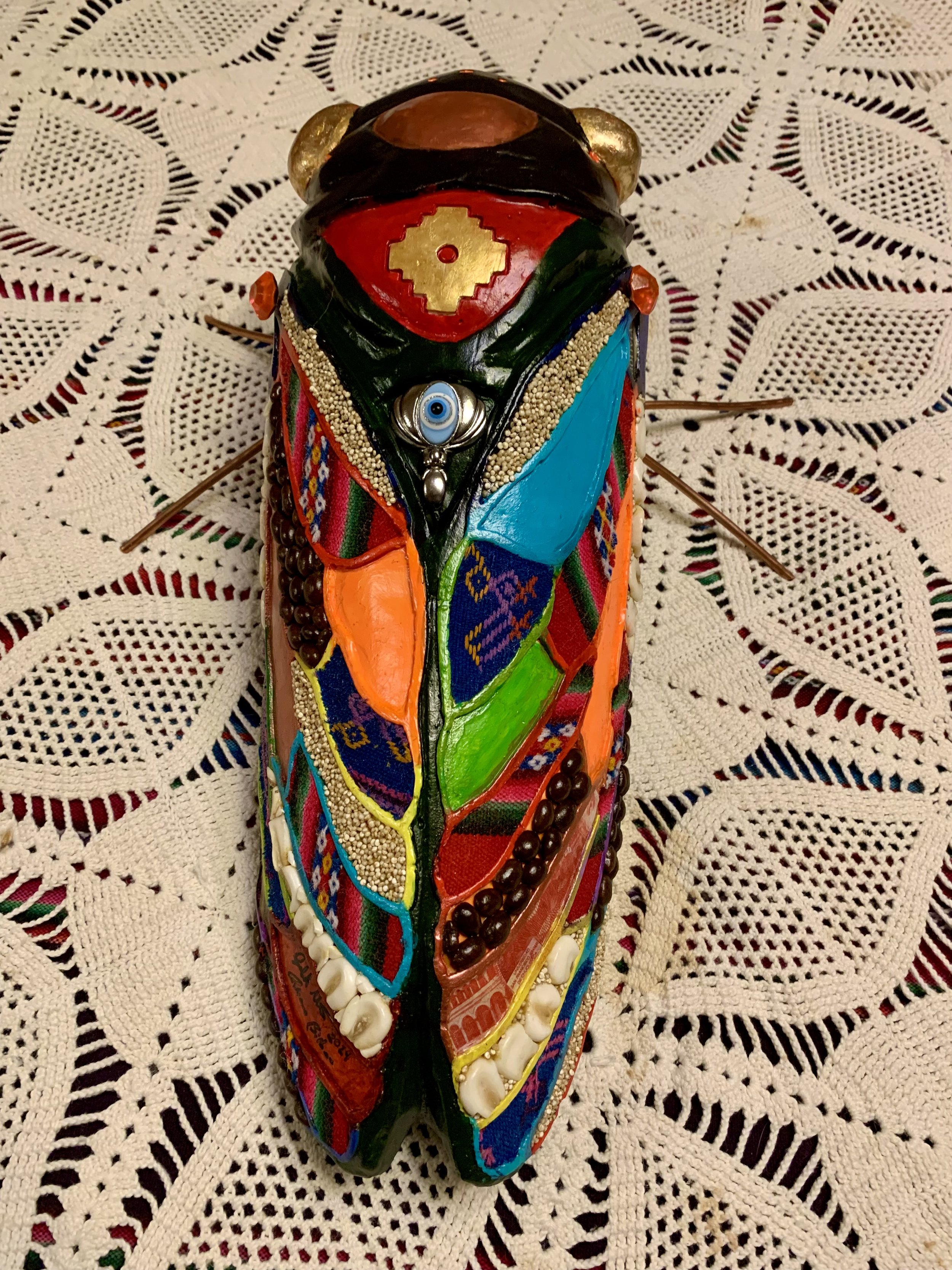 Cigarra decorada con mi hijo Gabe, con artículos de Bolivia. Chicago 2024