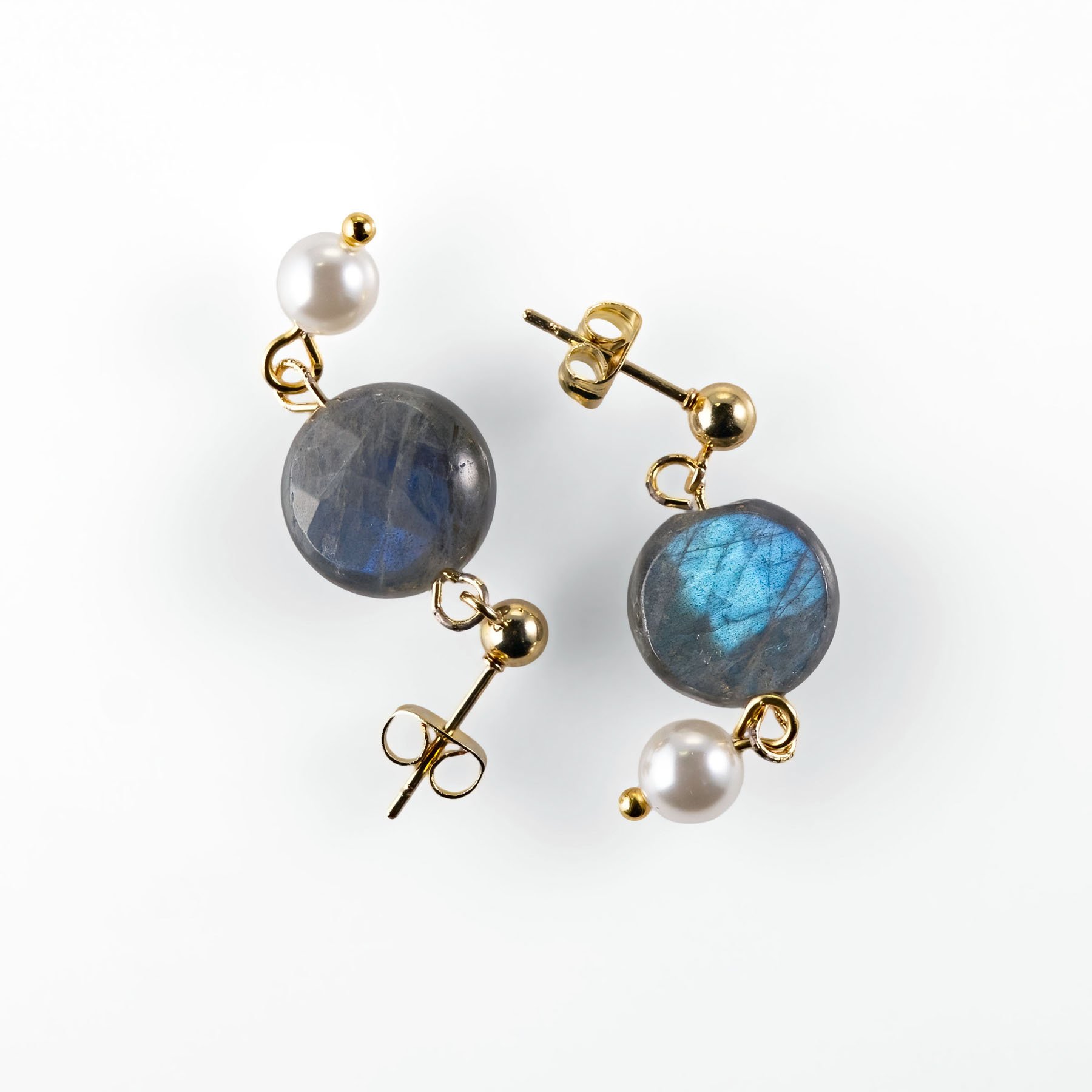 Aretes de Labradorita con Destellos Azules y Perla en Baño de Oro 24k