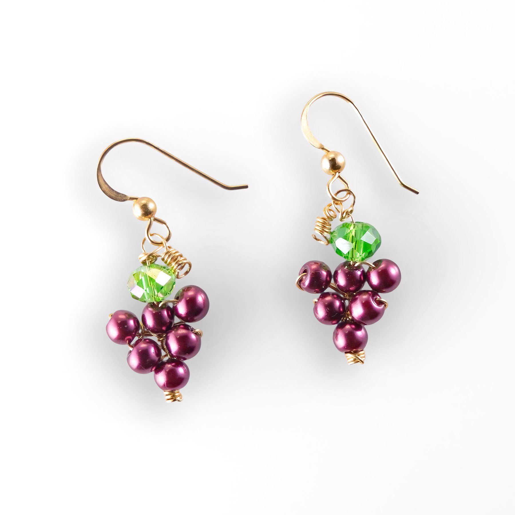 Aretes de Racimo de Uva con Perlas Magenta y Cristal en Oro 14 kilates
