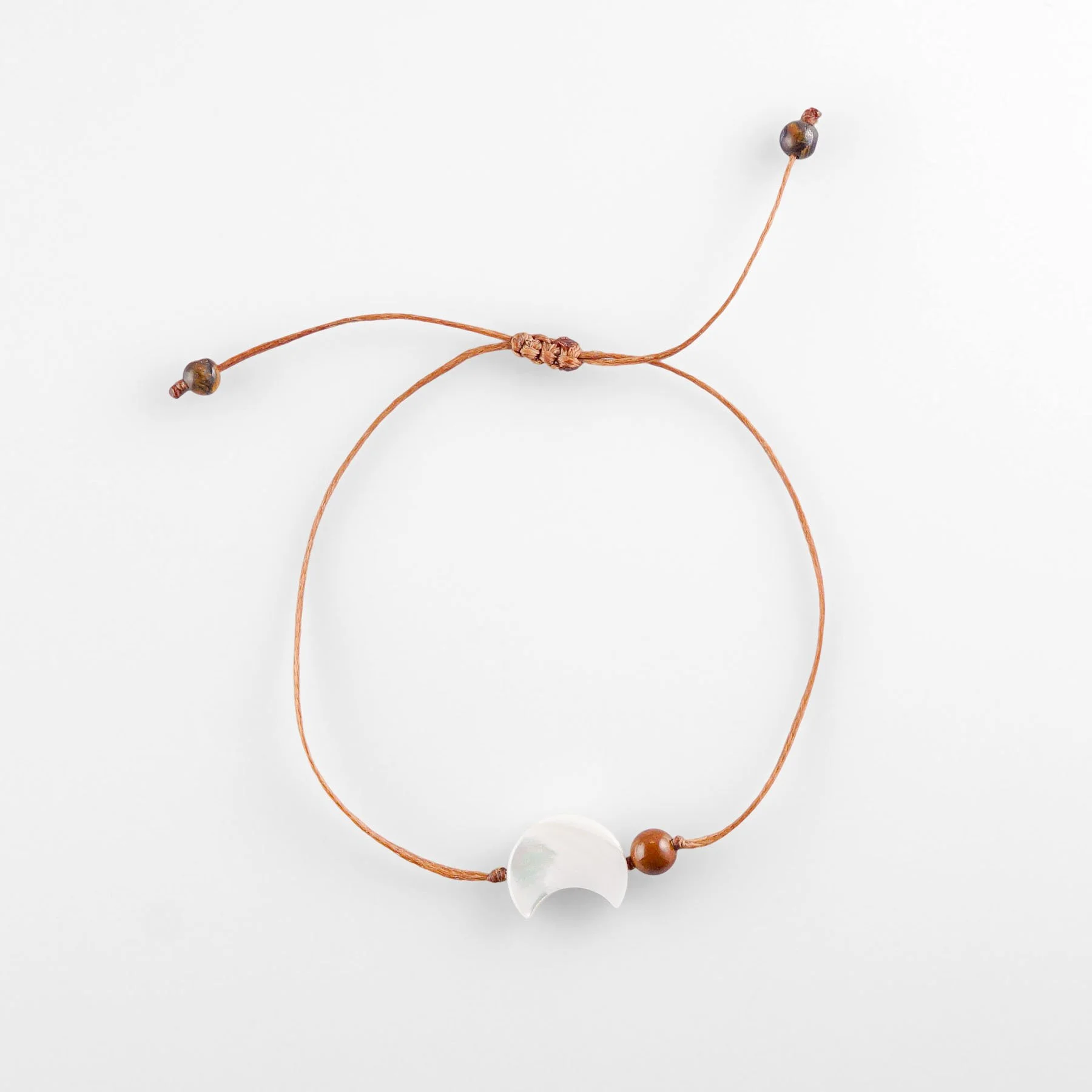 Pulsera Ajustable de Hilo con Luna de Nácar y Ojo de Tigre Natural