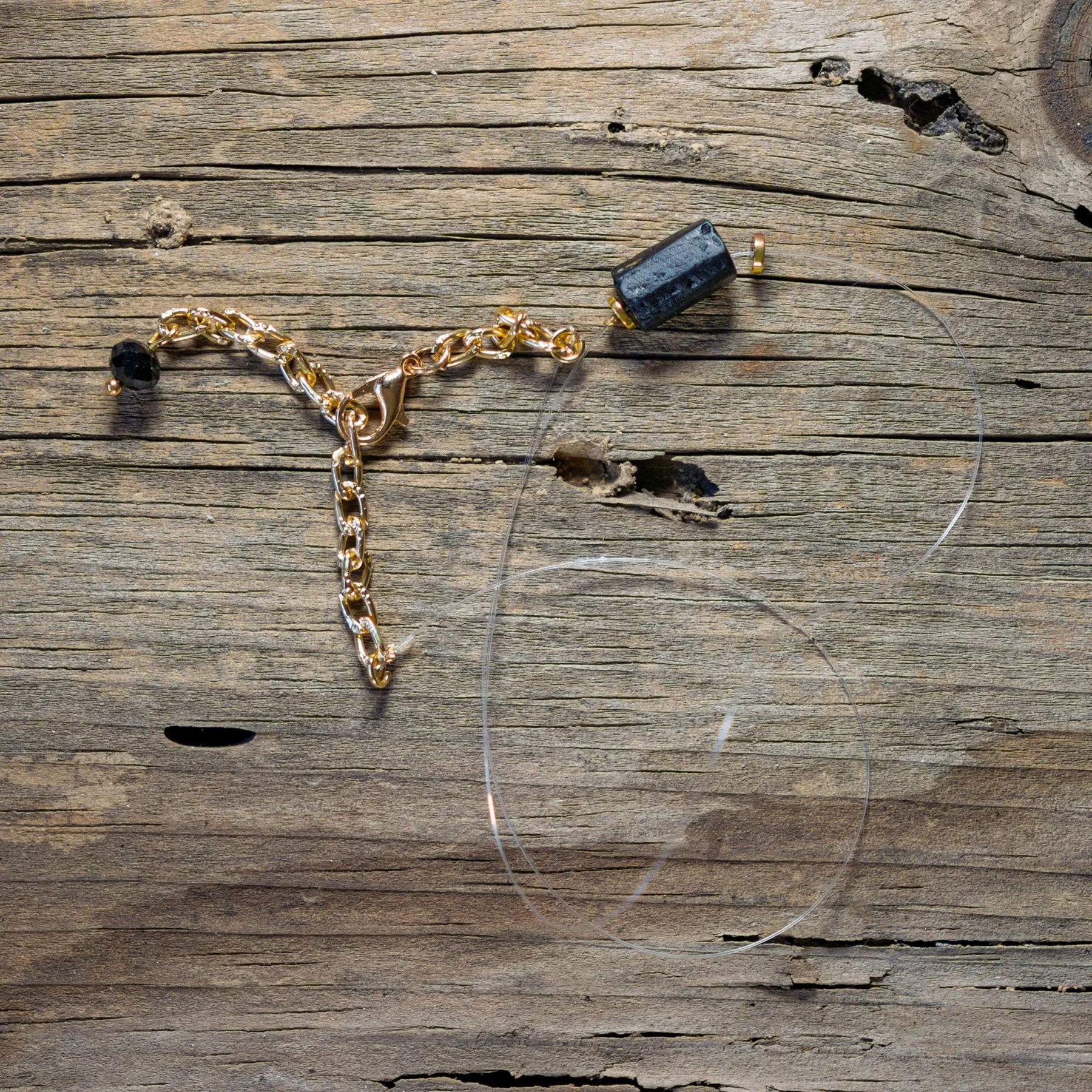 Collar Invisible de Turmalina Negra con Acabados en Baño de Oro 24k