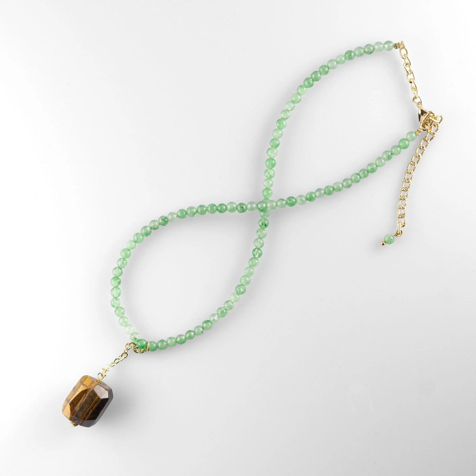 Collar de Jade Verde y Ojo de Tigre con Chapa de Oro
