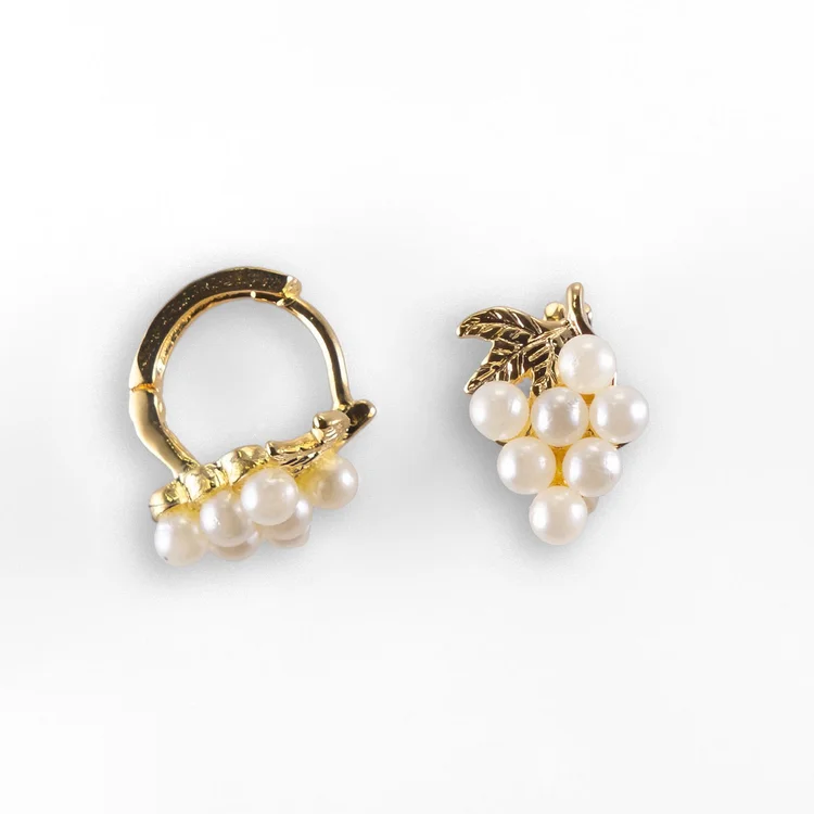 Aretes de racimo de uva con perlas de cristal y hoja en oro laminado