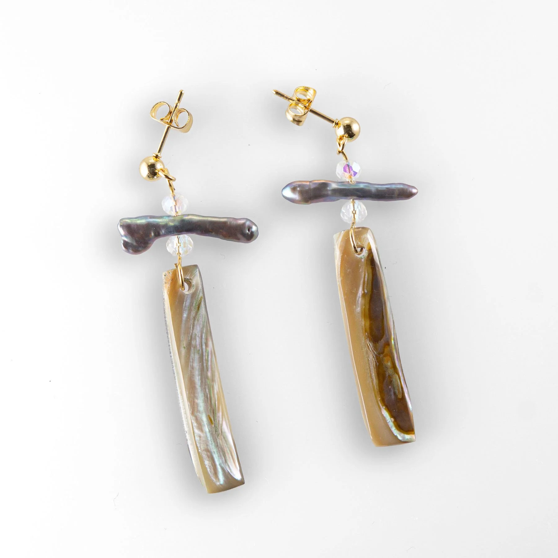 Aretes Estructurados de Abulón y Perla de Río en Baño de Oro 24k