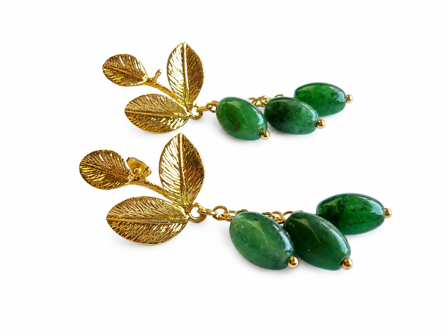 ARETES DE HOJAS DORADAS CON JADE