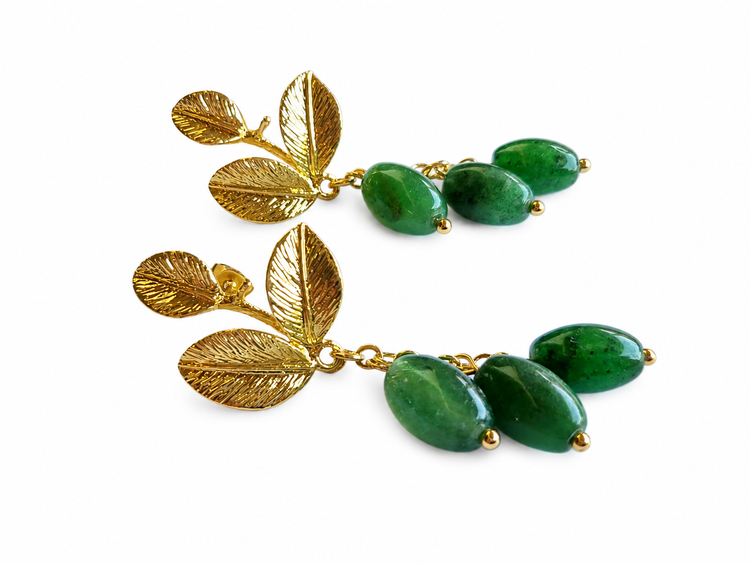 Aretes de hojas doradas con jade en forma de aceituna