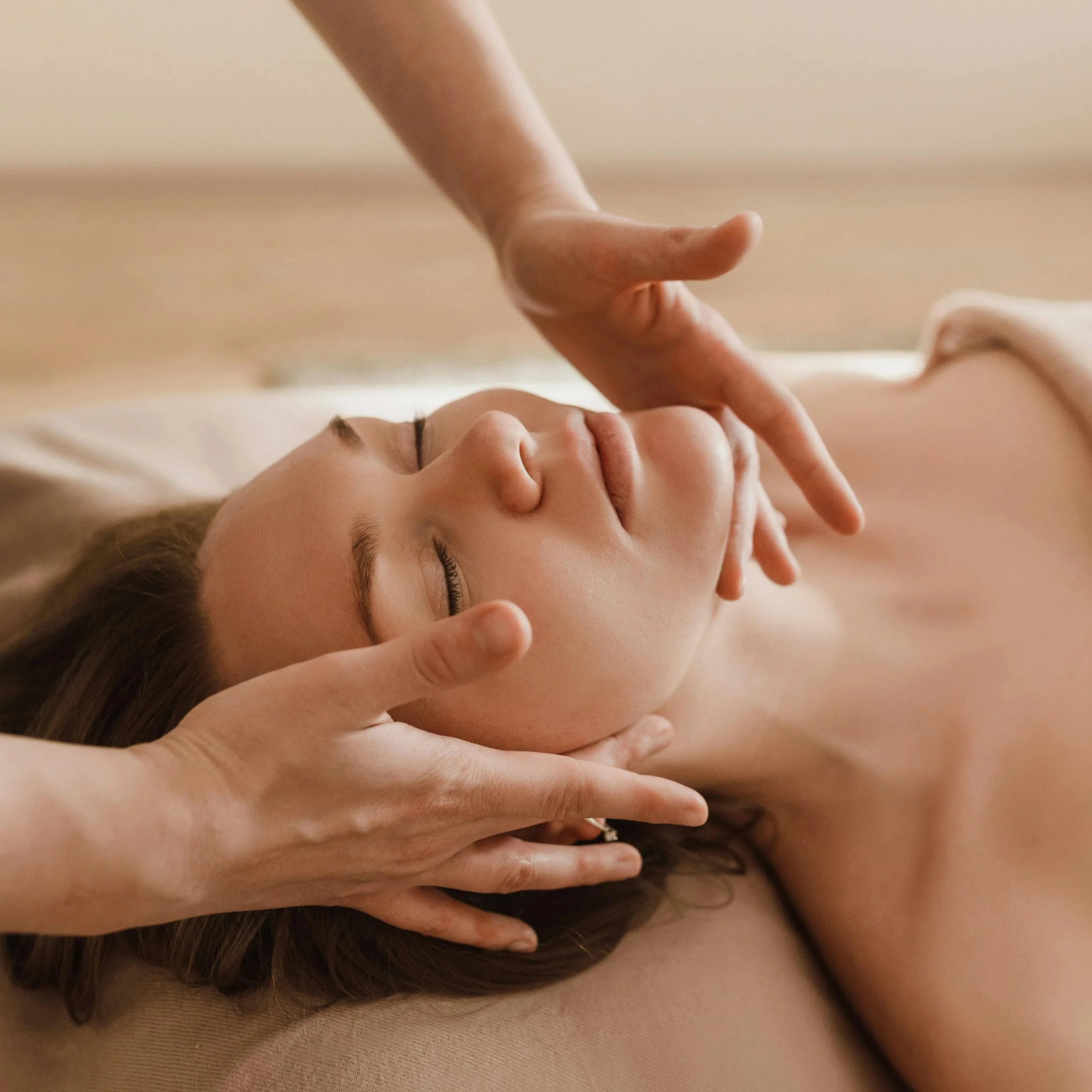 Masaj facial terapeutic în București, Piața Unirii, la Respira Studio