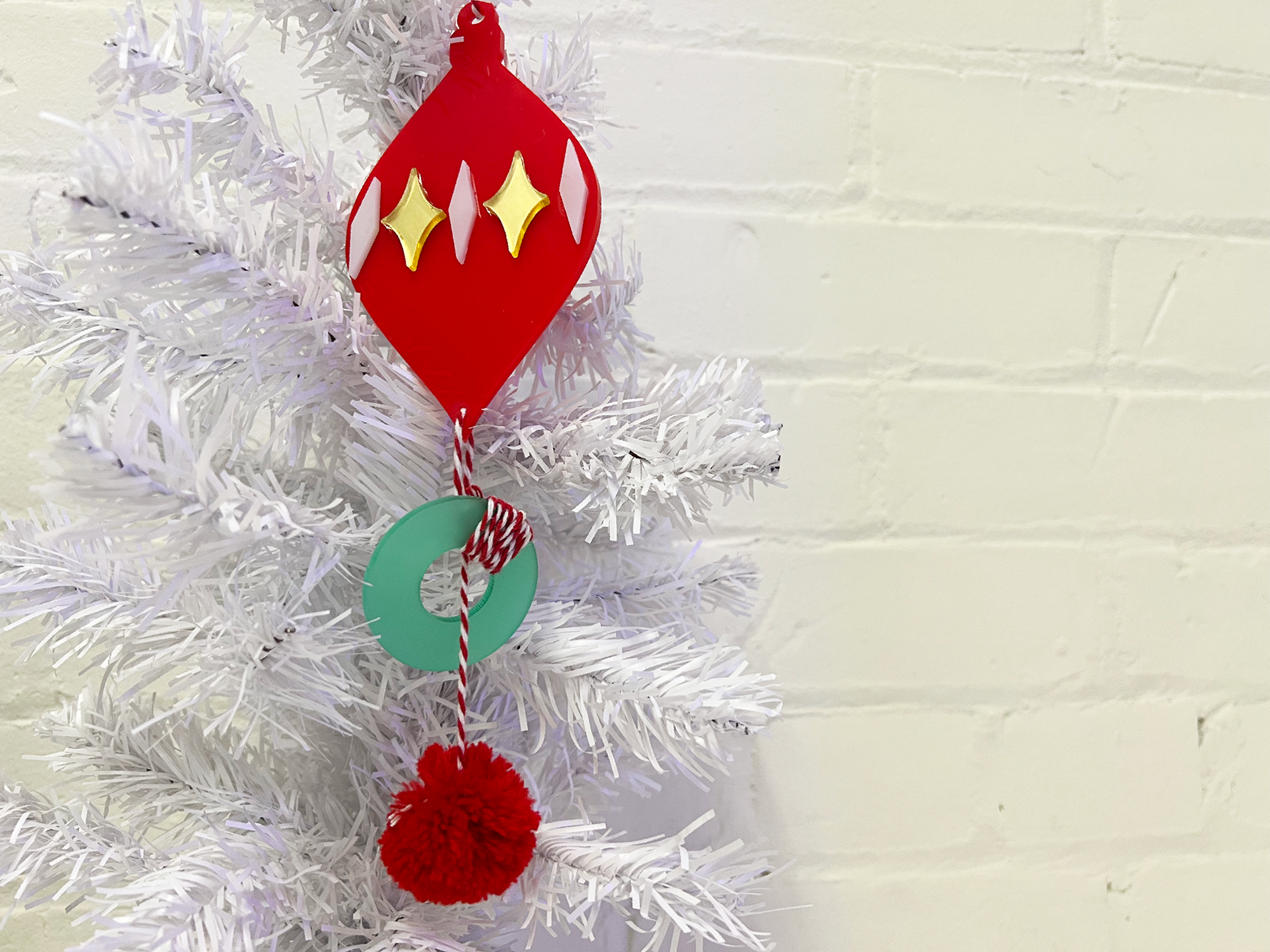 ghost-rocket-redgreengold-ornament-tree.png