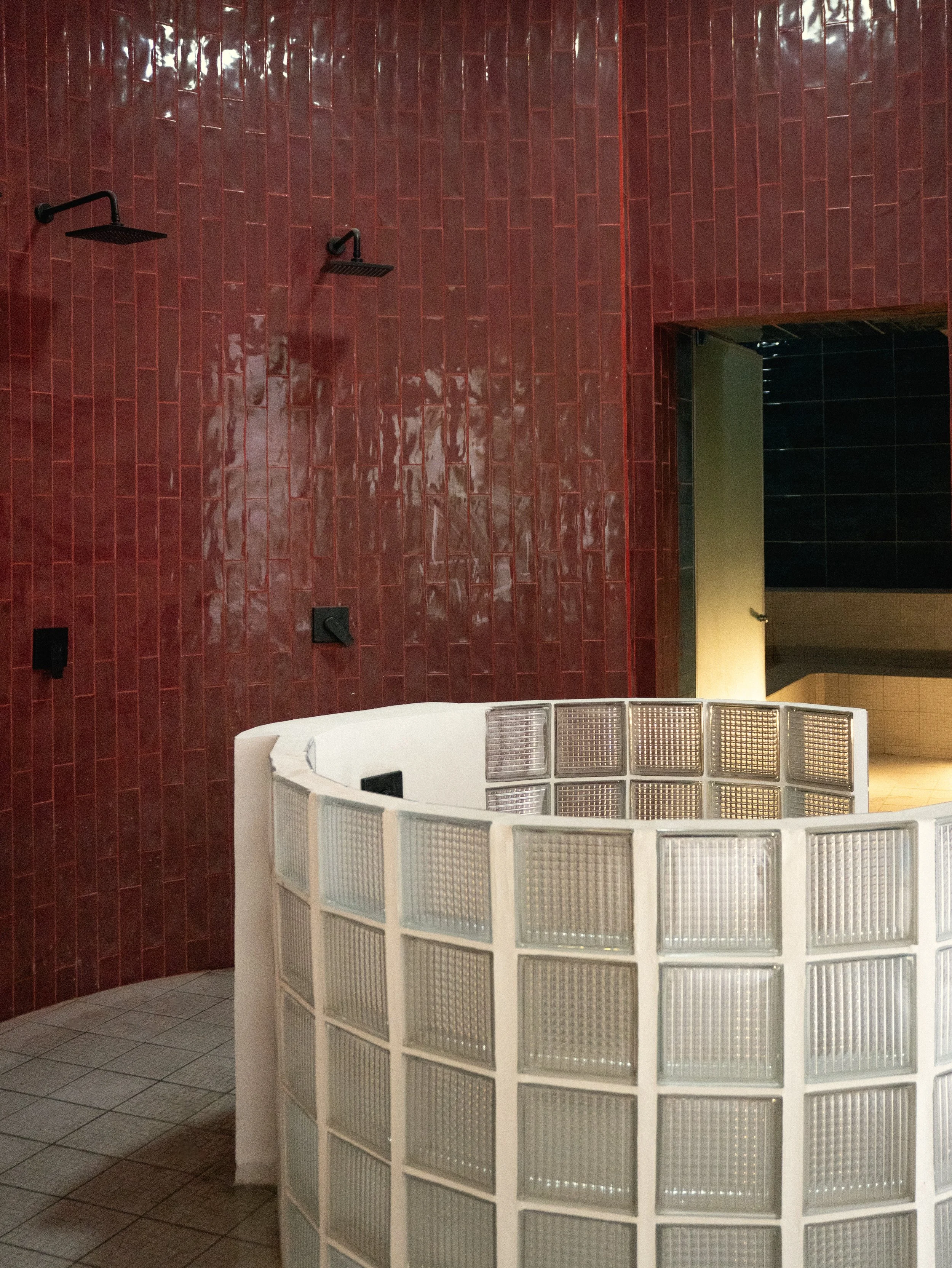 Área de regaderas minimalistas con terminados mexicanos en Polari, el mejor sauna gay de Guadalajara