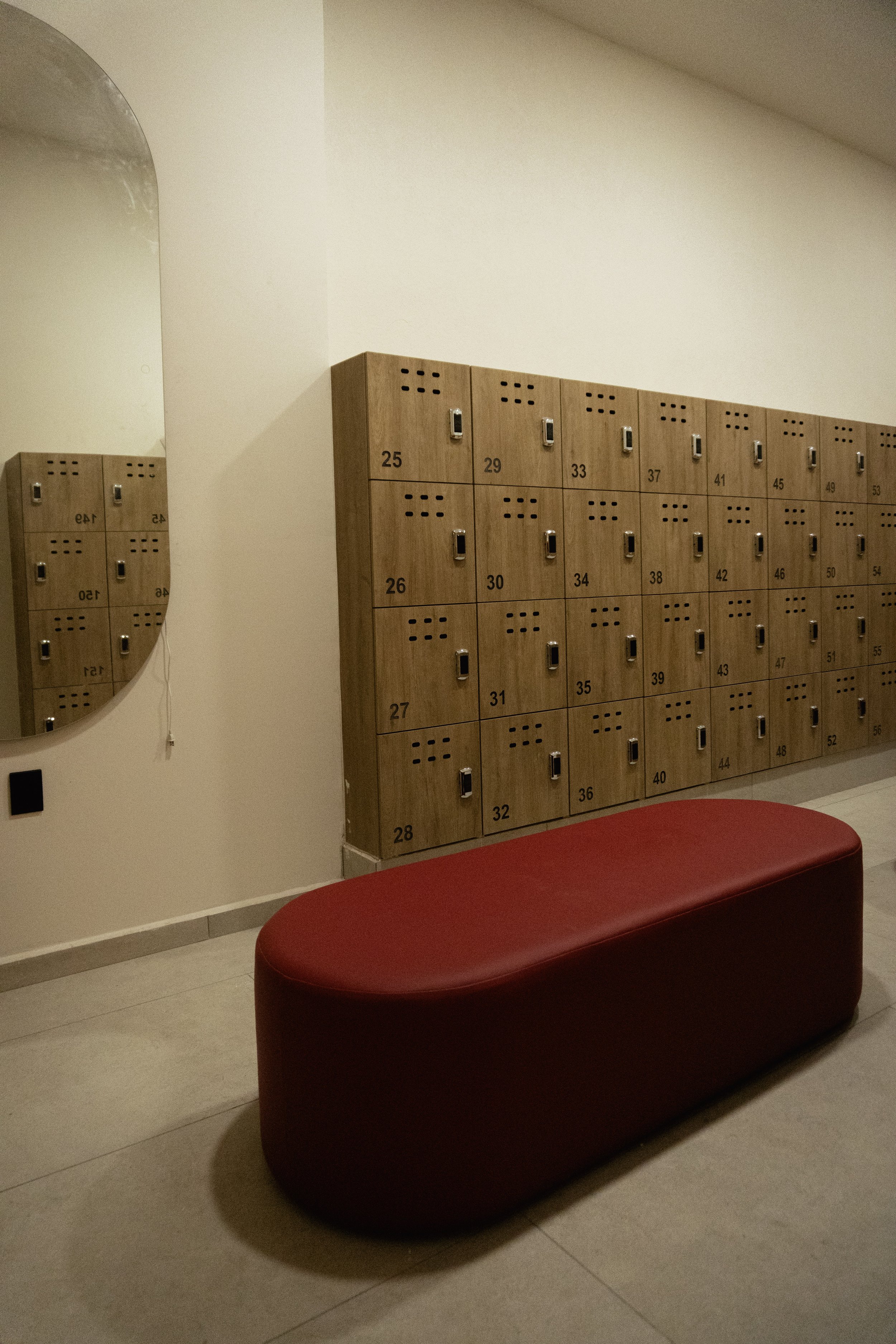 El cuarto de lockers de Polari, con sus casilleros de madera, un gran espejo y sus sillones rojos icónicos del icónico Polari sauna