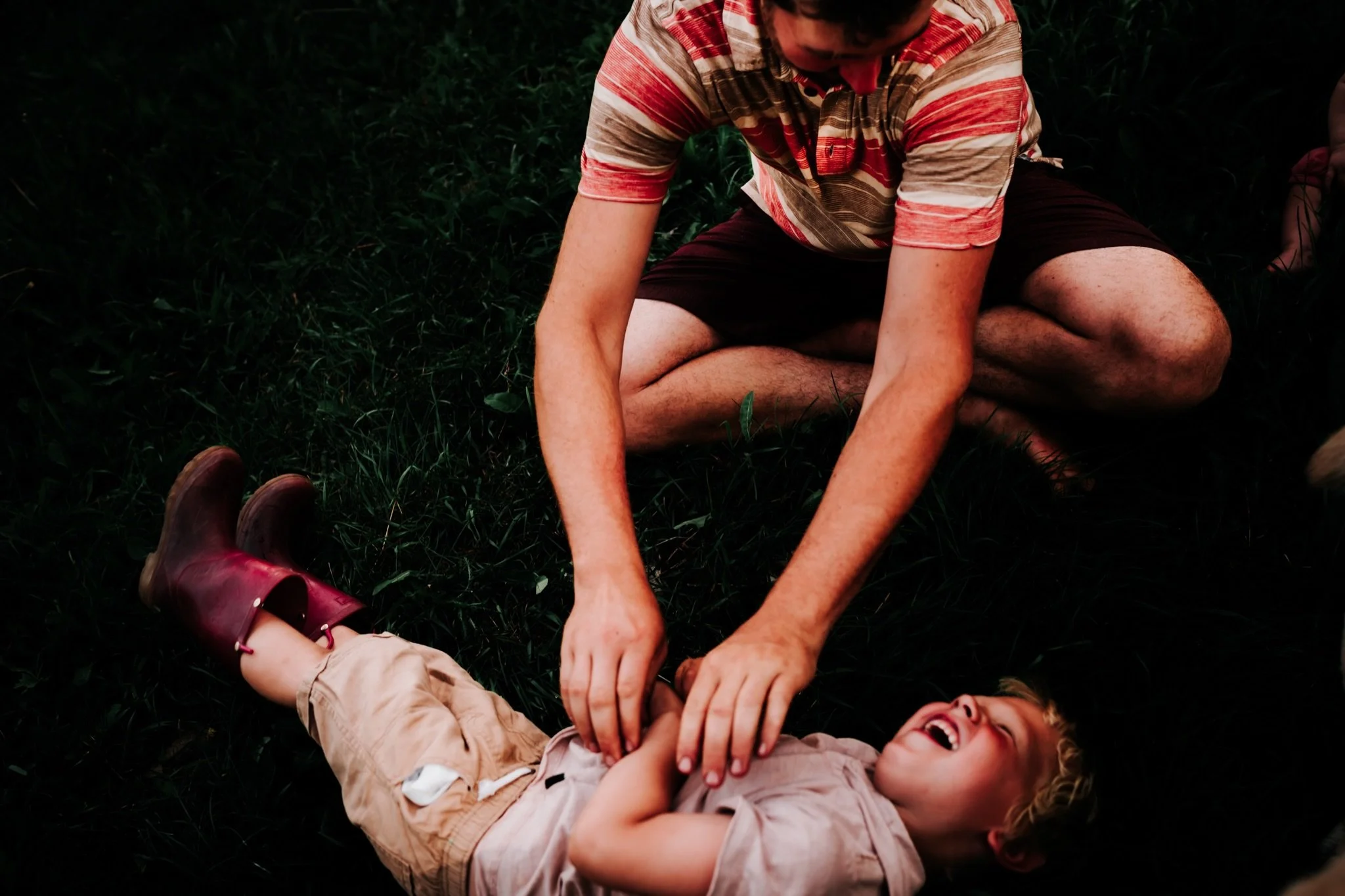 Tomorrow I&rsquo;m opening up family sessions for Alaska in July and I just wanted to do my annual spiel of what I&rsquo;m all about here at Feral Fern! My work is child centered and led. What does that mean? It means we go with the flow of what the 