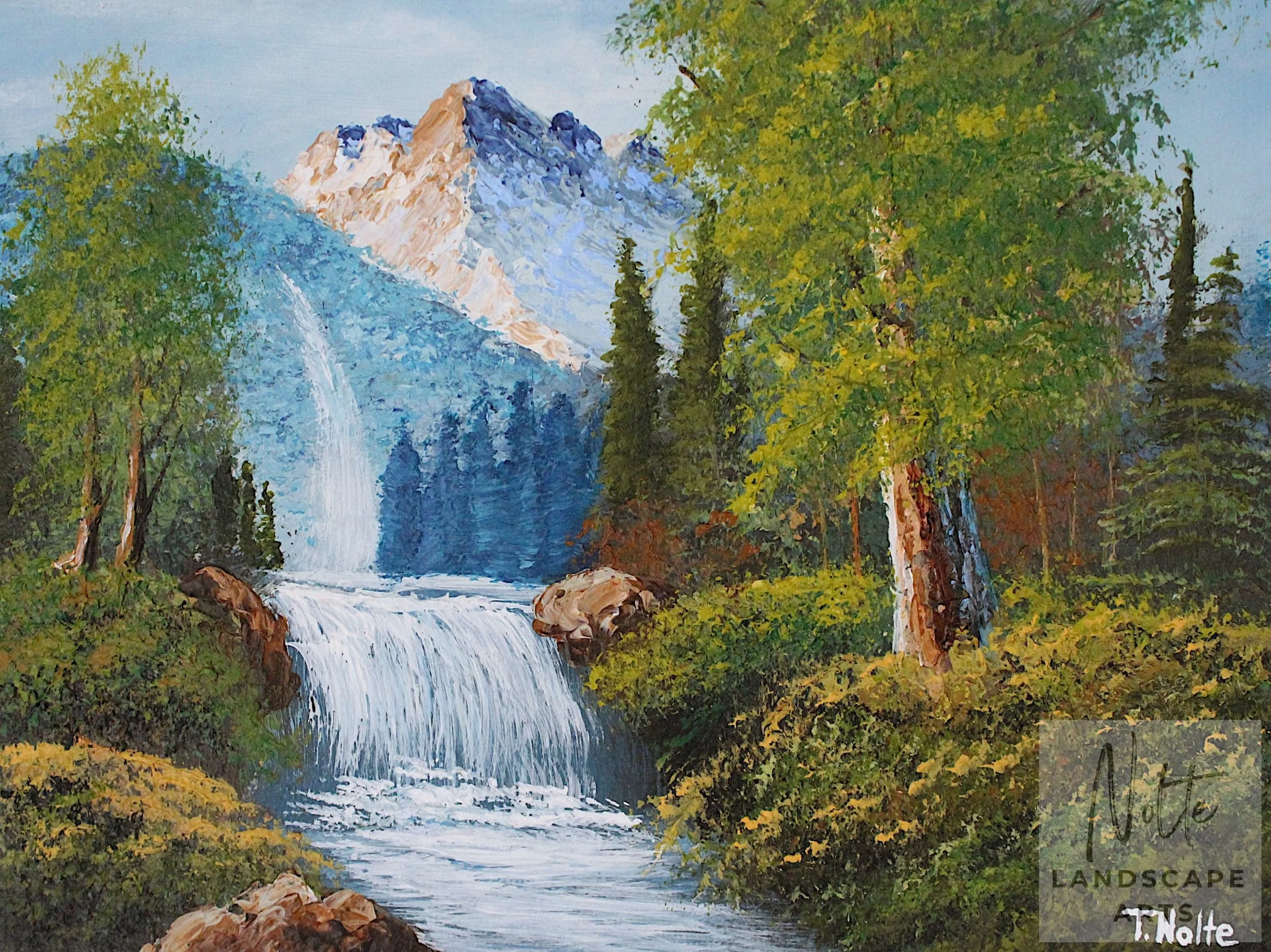 Waldlandschaft mit Bergen und Wasserfall in grüner Natur.
