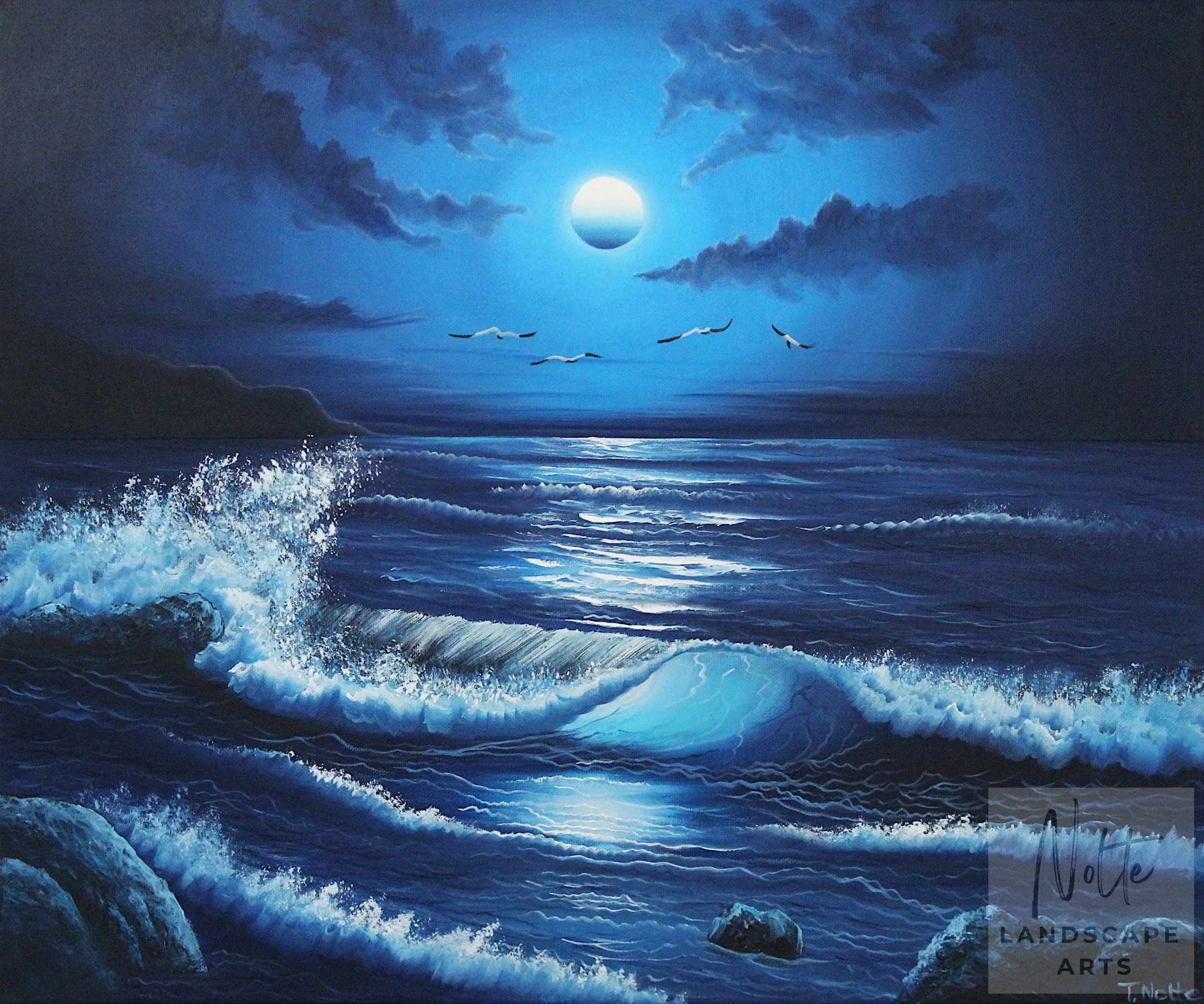 Ölgemälde einer rollenden Meereswelle im Mondlicht in tiefblauen Farbtönen, mit dynamischer Wasserbewegung und leuchtenden Reflexionen auf dem Meer.