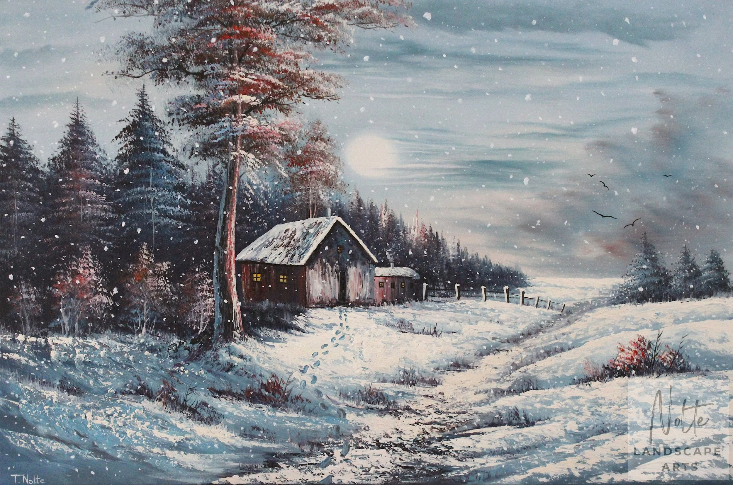 Originales Wintergemälde auf Leinwand von Tobias Nolte, das eine verschneite Waldrandlandschaft zeigt. Eine leuchtende Hütte mit Rauch aus dem Schornstein, Fußspuren im Schnee und sanftes Winterlicht während des Schneefalls.